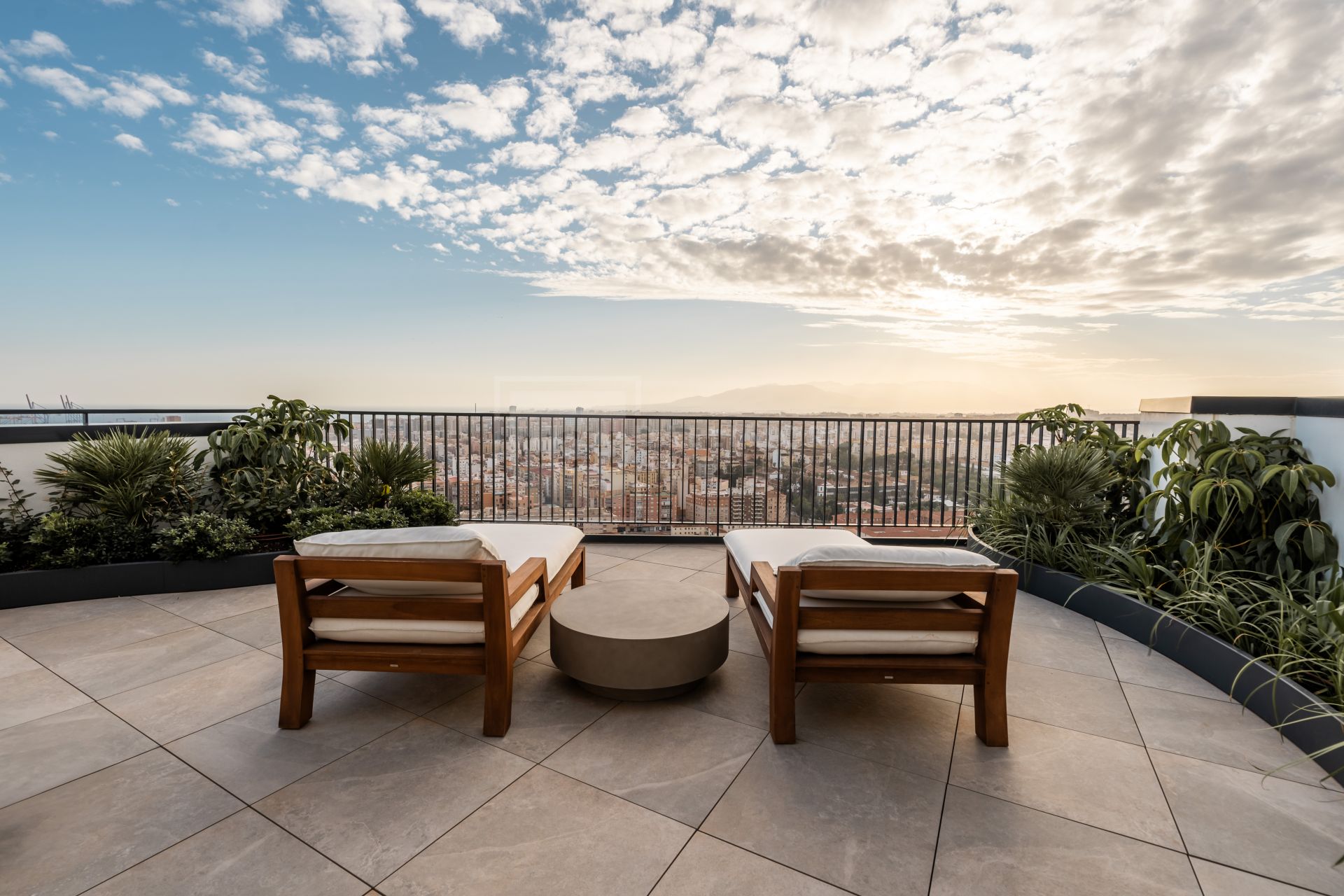 PENTHOUSE WITH VIEWS OVER MALAGA CITY ON THE 29TH FLOOR
