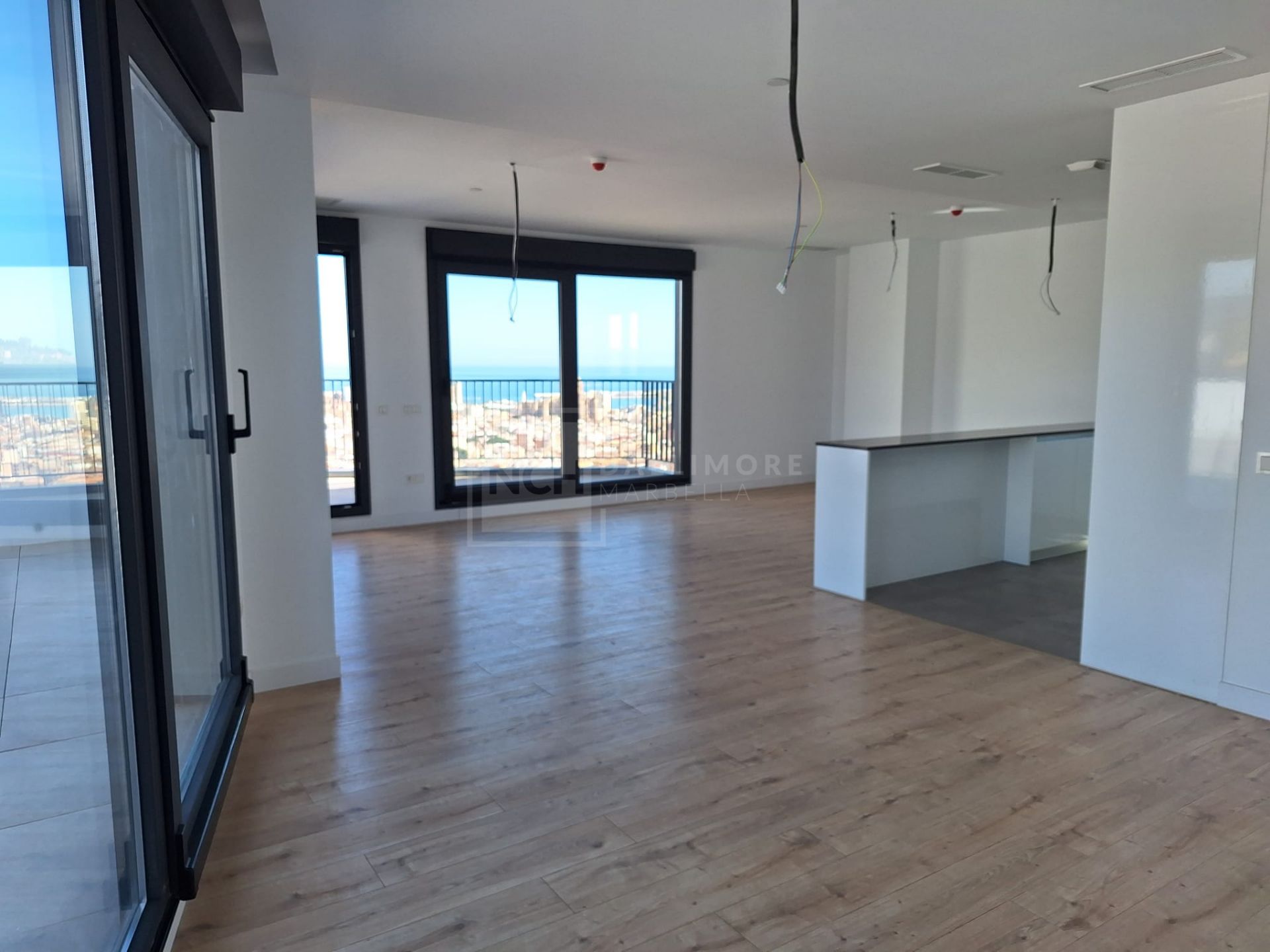PENTHOUSE WITH VIEWS OVER MALAGA CITY ON THE 29TH FLOOR