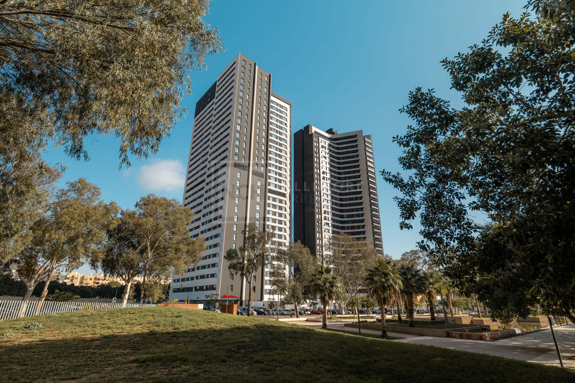 PENTHOUSE WITH VIEWS OVER MALAGA CITY ON THE 29TH FLOOR
