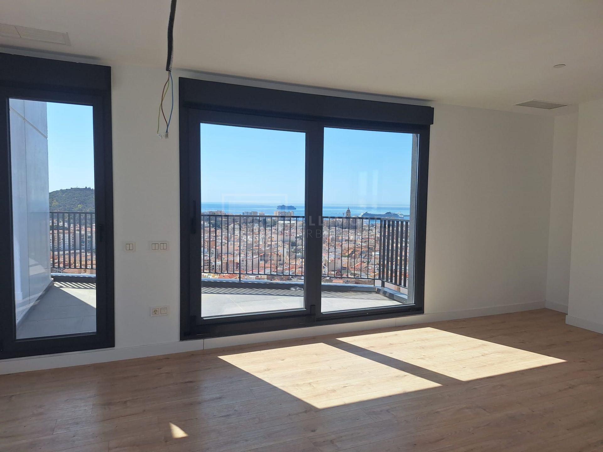 PENTHOUSE WITH VIEWS OVER MALAGA CITY ON THE 29TH FLOOR