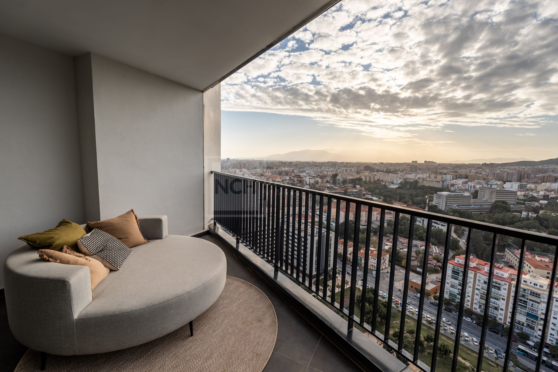 PENTHOUSE WITH VIEWS OVER MALAGA CITY ON THE 29TH FLOOR