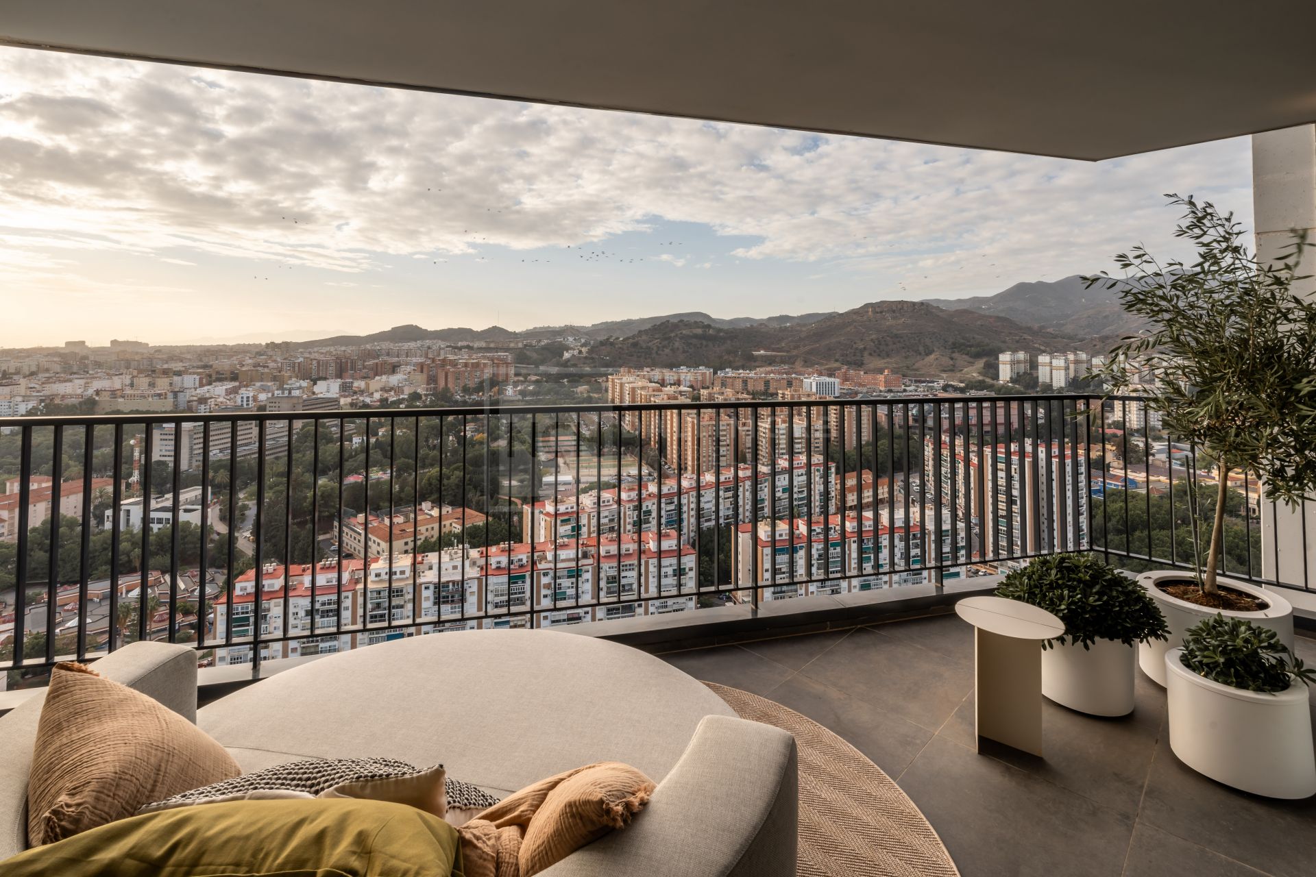 PENTHOUSE WITH VIEWS OVER MALAGA CITY ON THE 29TH FLOOR