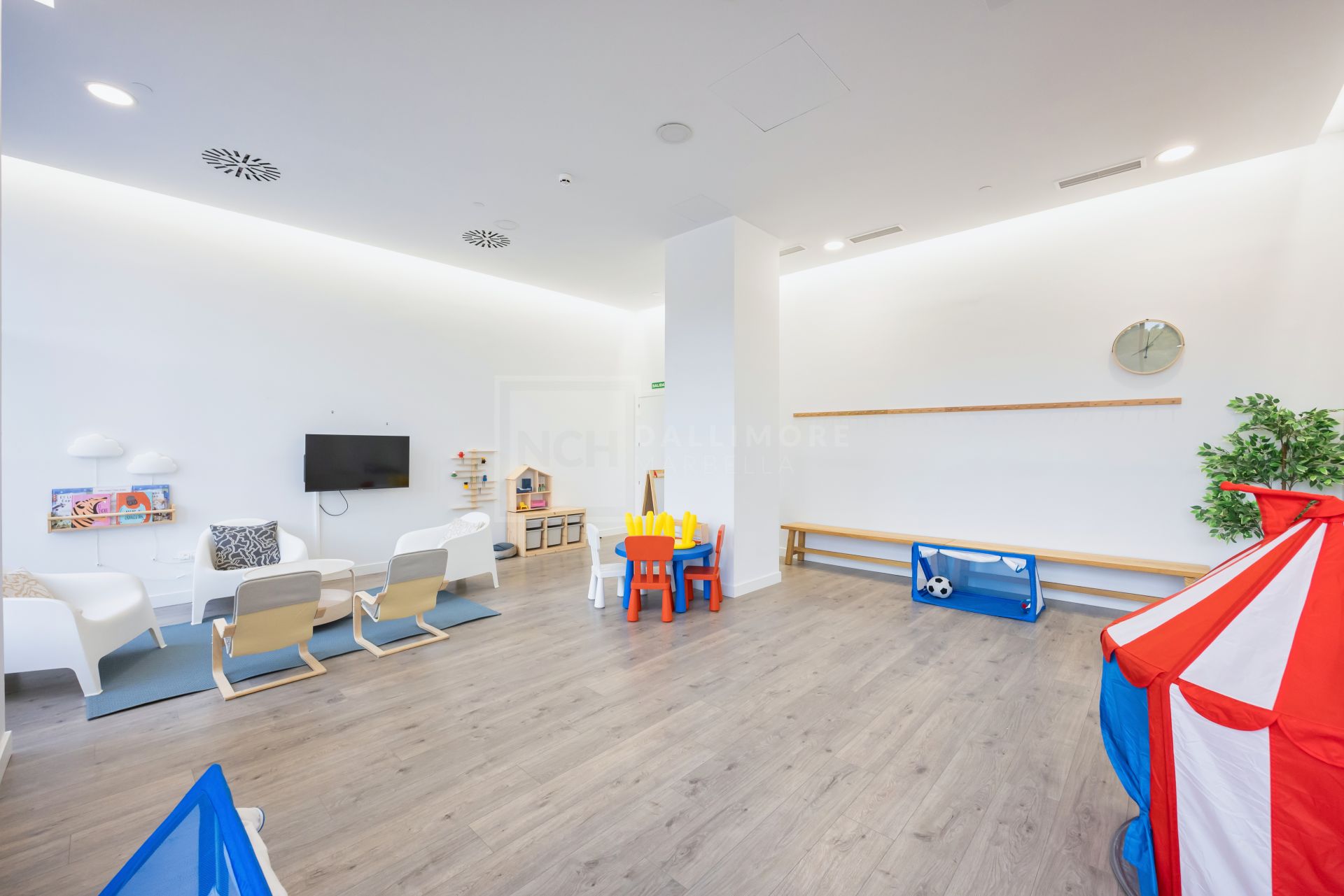 PENTHOUSE WITH VIEWS OVER MALAGA CITY ON THE 29TH FLOOR