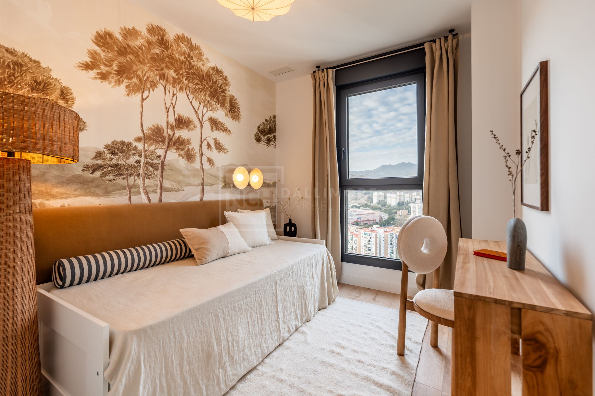 PENTHOUSE WITH VIEWS OVER MALAGA CITY ON THE 29TH FLOOR