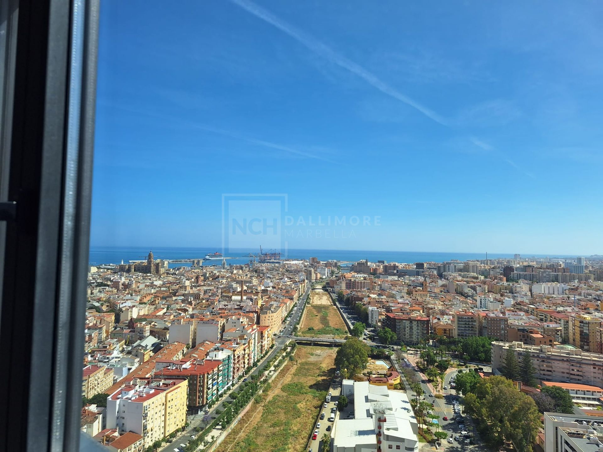 PENTHOUSE WITH VIEWS OVER MALAGA CITY ON THE 29TH FLOOR