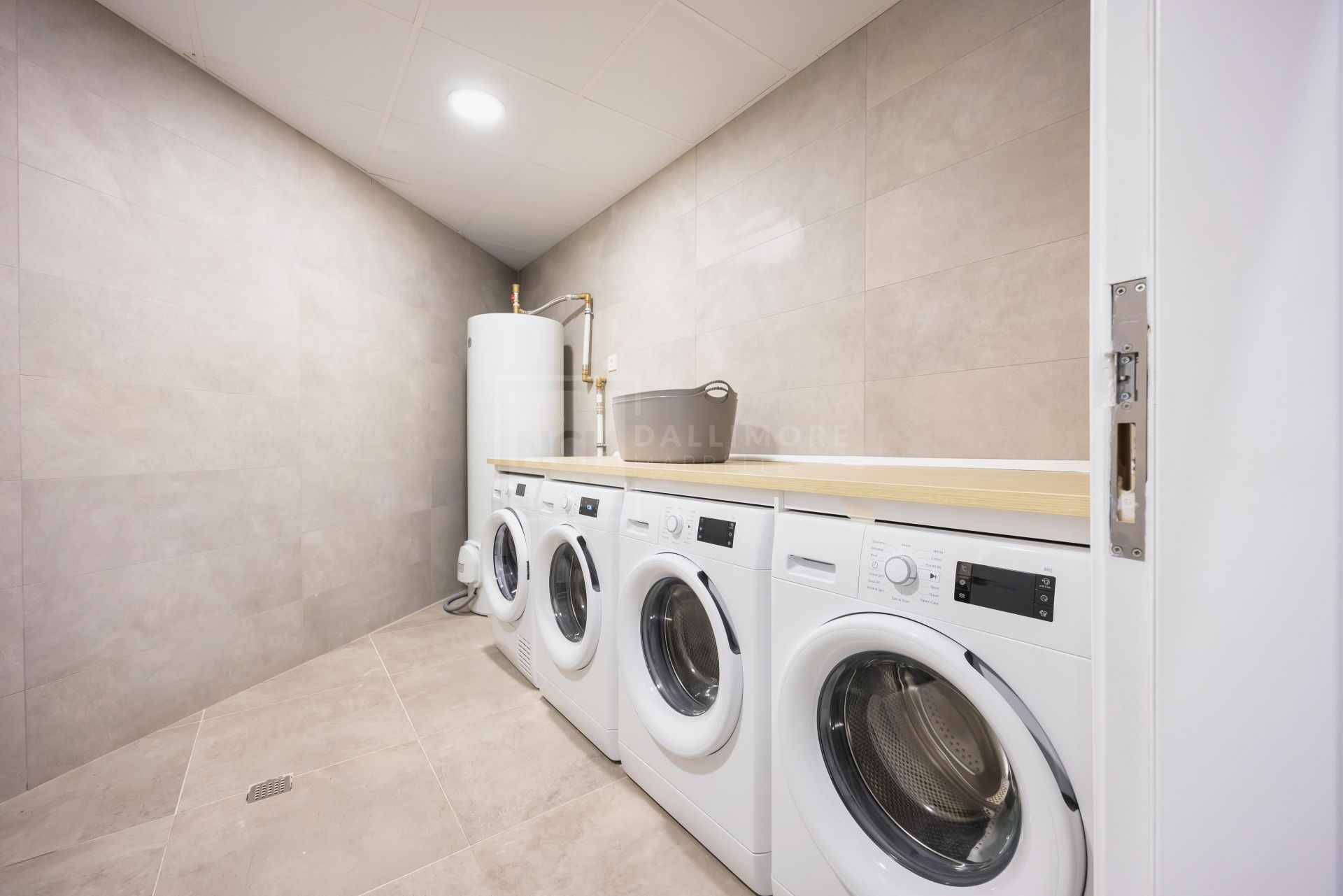 PENTHOUSE WITH VIEWS OVER MALAGA CITY ON THE 29TH FLOOR