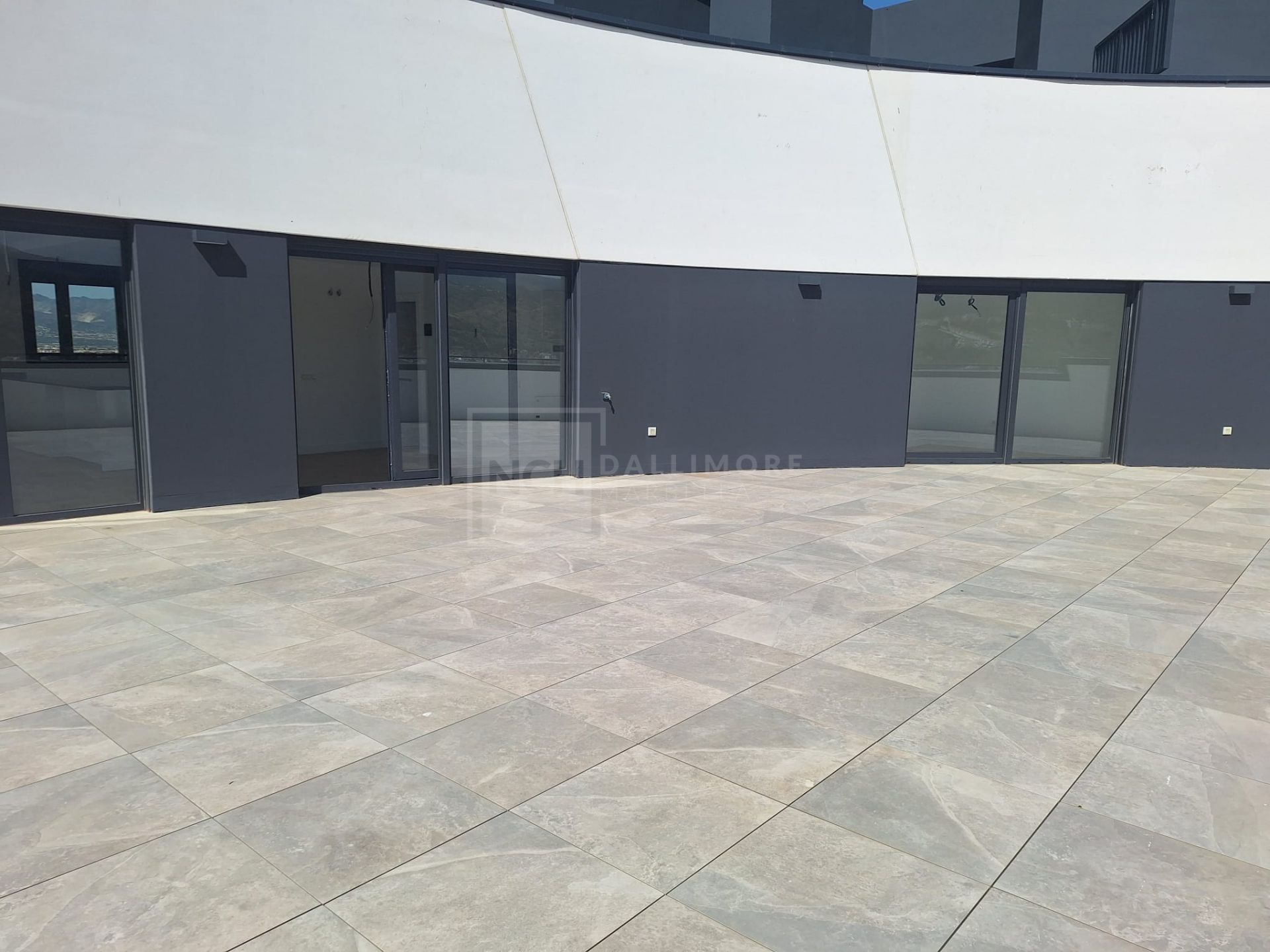 PENTHOUSE WITH VIEWS OVER MALAGA CITY ON THE 29TH FLOOR