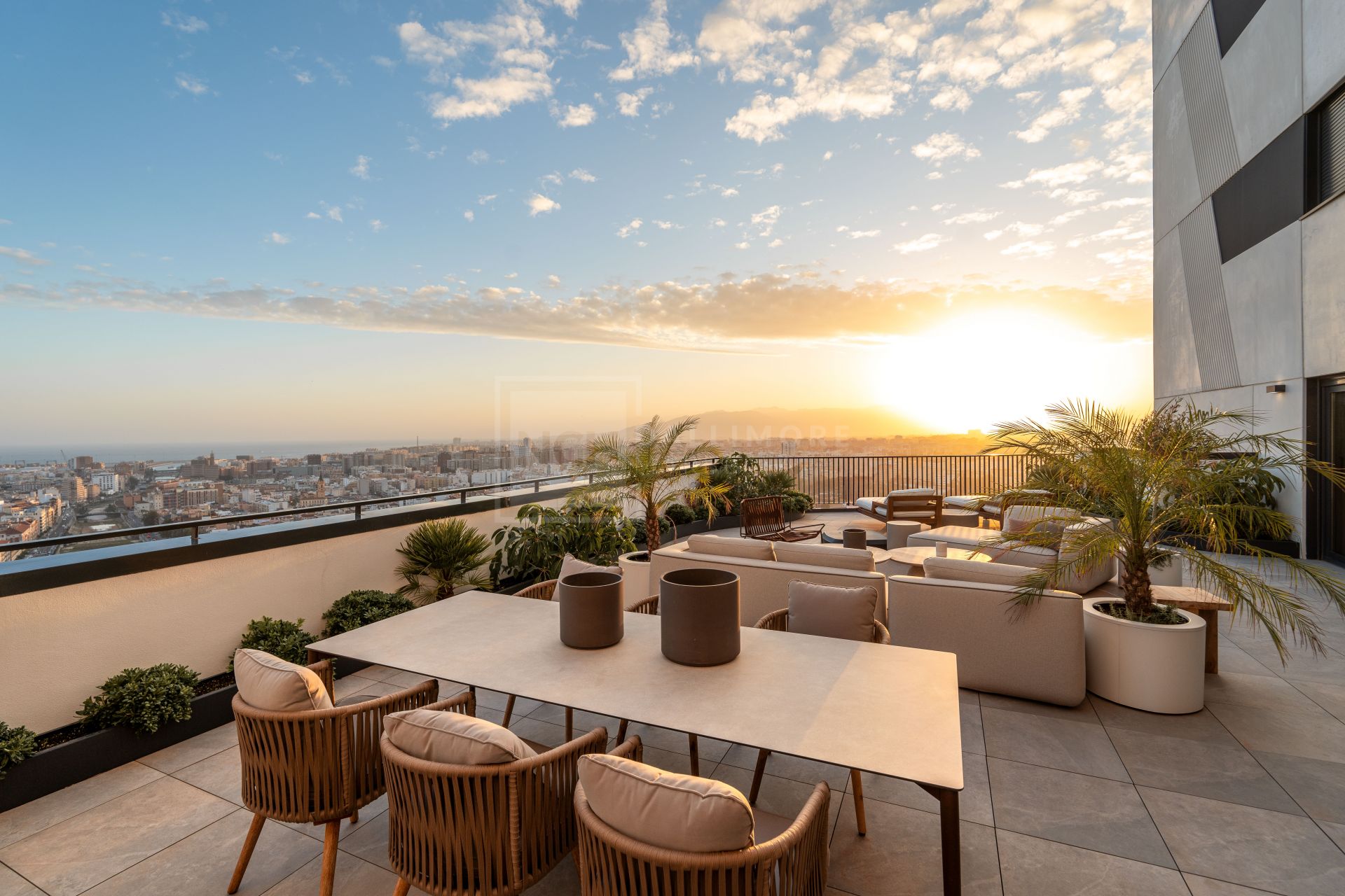 PENTHOUSE WITH VIEWS OVER MALAGA CITY ON THE 29TH FLOOR