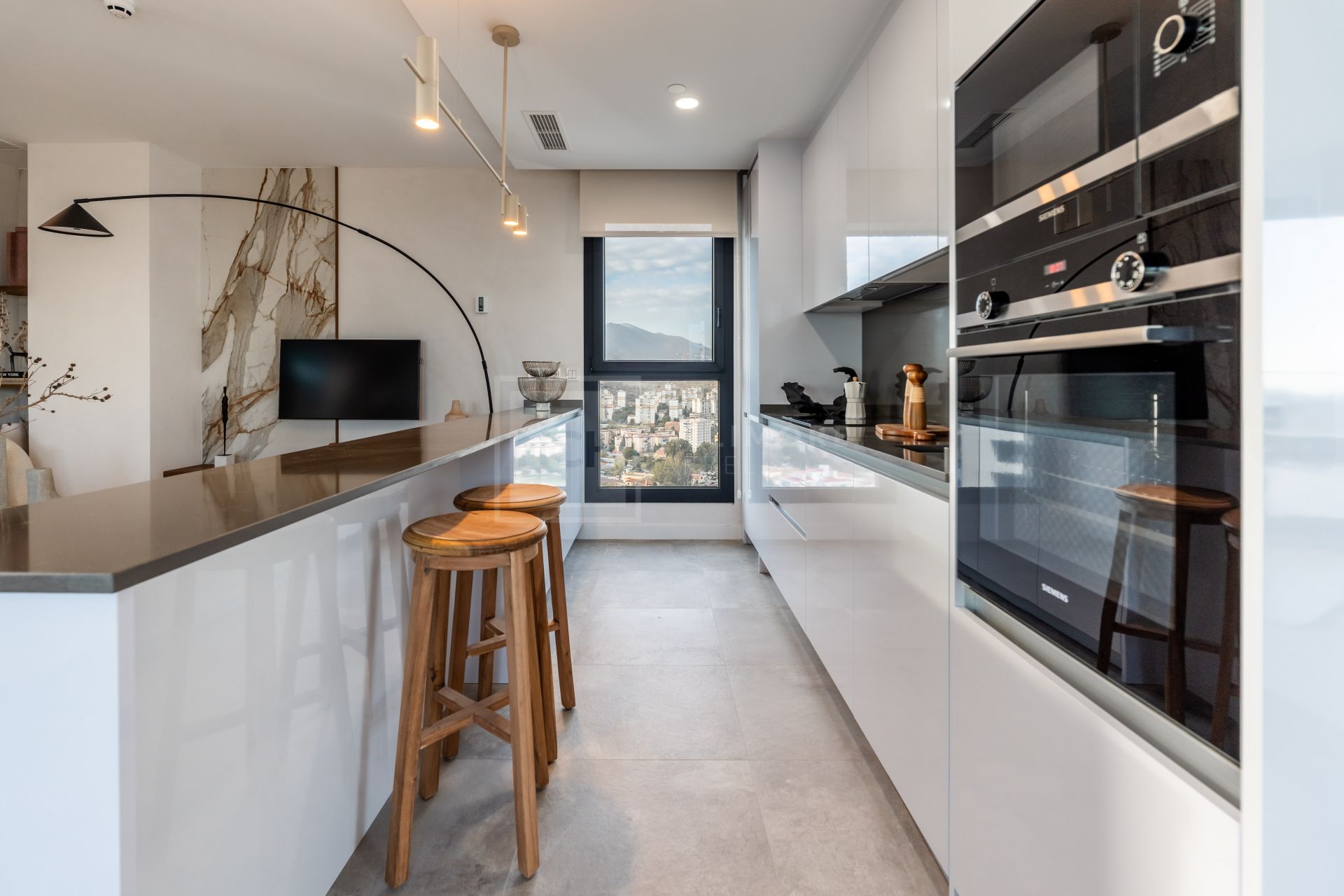 PENTHOUSE WITH VIEWS OVER MALAGA CITY ON THE 29TH FLOOR