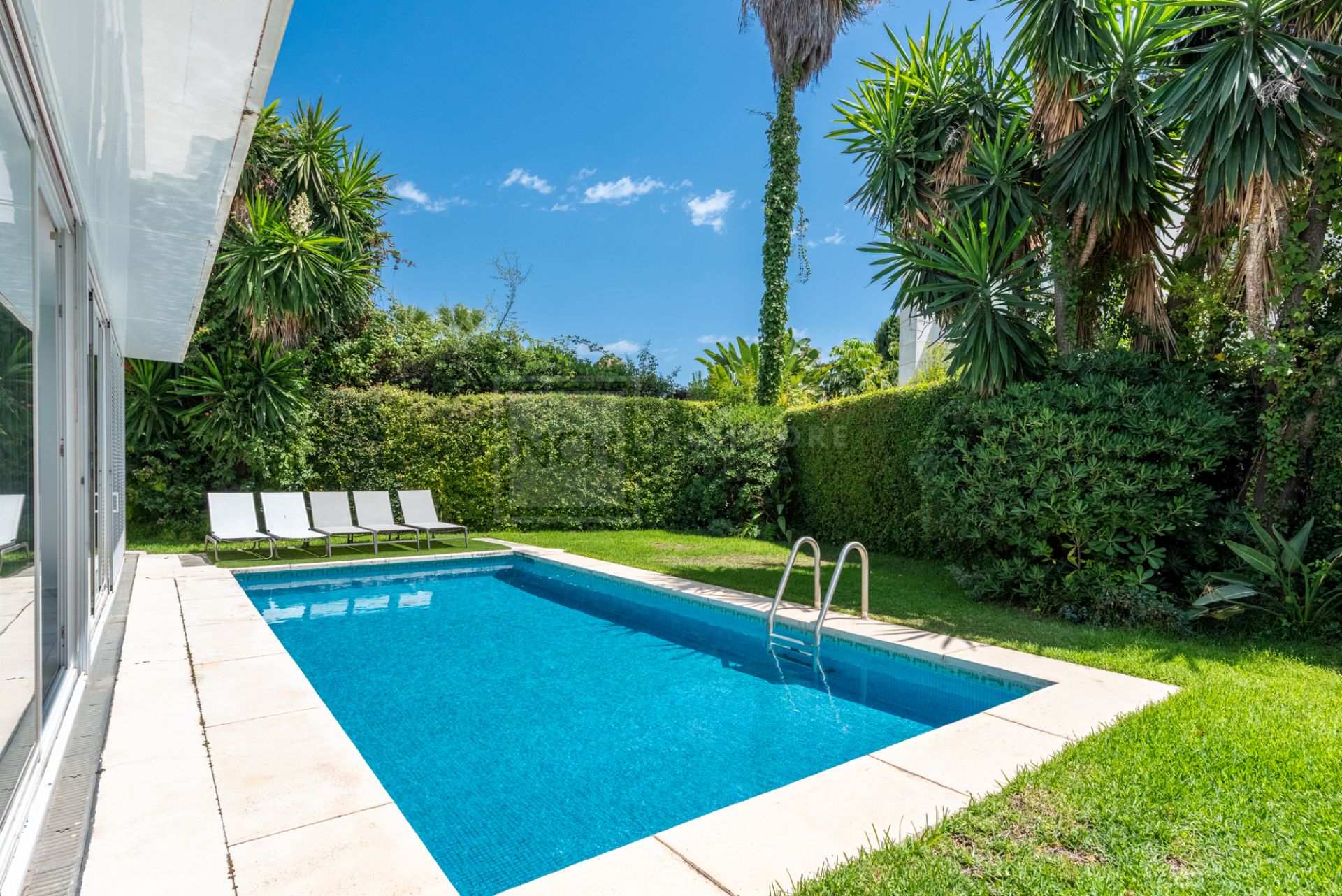 ELEGANT SEMI-DETACHED BEACHSIDE VILLA IN LOS MONTEROS, MARBELLA EAST – JUST 150M FROM THE BEACH