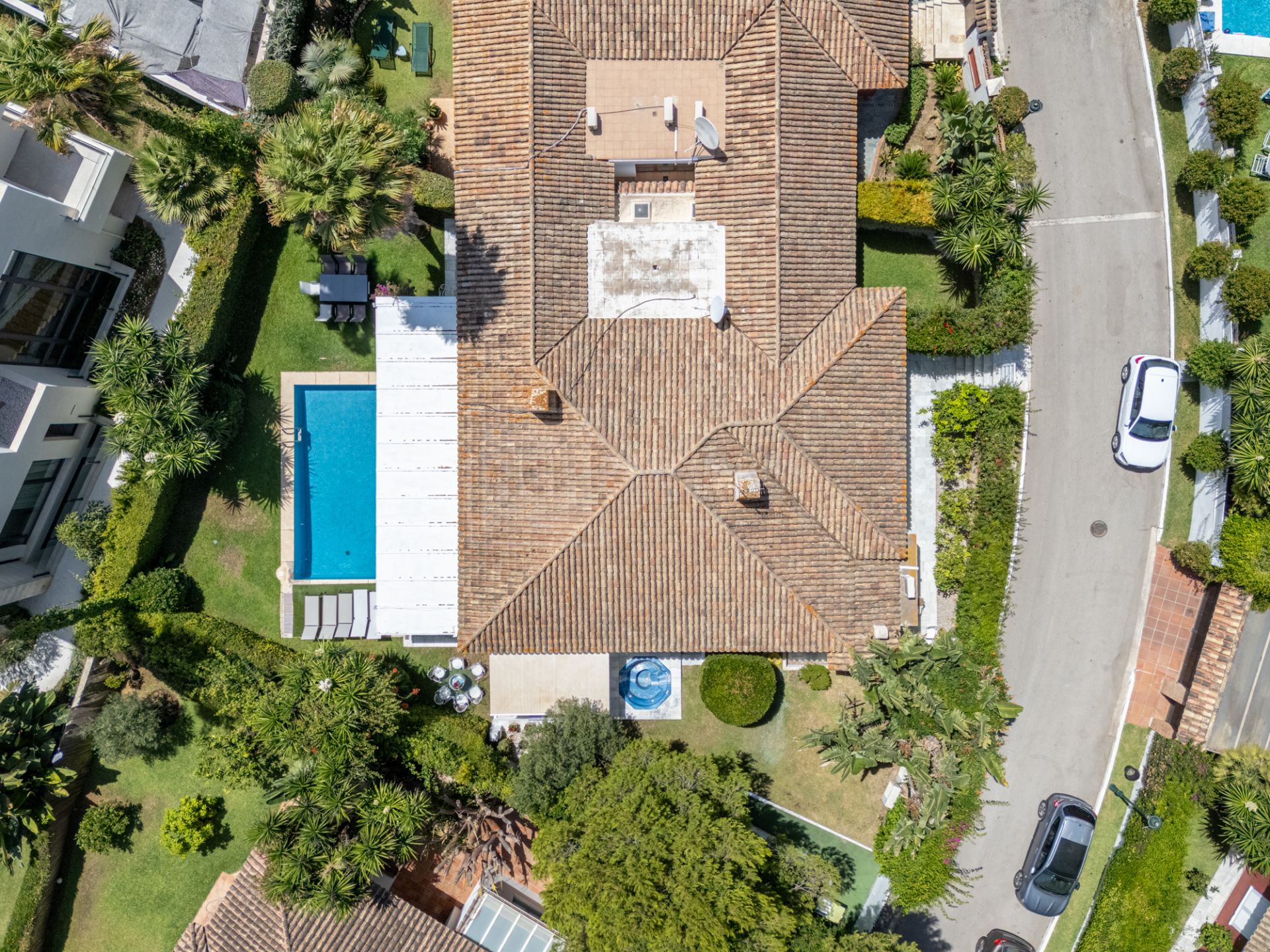 ELEGANT SEMI-DETACHED BEACHSIDE VILLA IN LOS MONTEROS, MARBELLA EAST – JUST 150M FROM THE BEACH