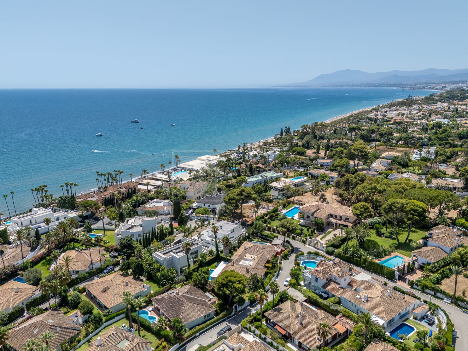 ELEGANT SEMI-DETACHED BEACHSIDE VILLA IN LOS MONTEROS, MARBELLA EAST – JUST 150M FROM THE BEACH