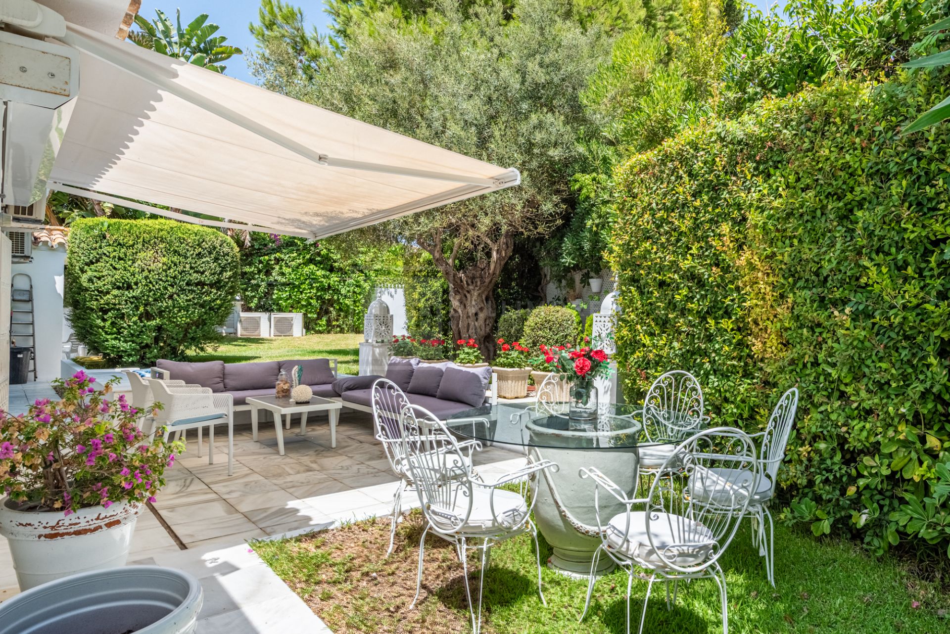 ELEGANT SEMI-DETACHED BEACHSIDE VILLA IN LOS MONTEROS, MARBELLA EAST – JUST 150M FROM THE BEACH