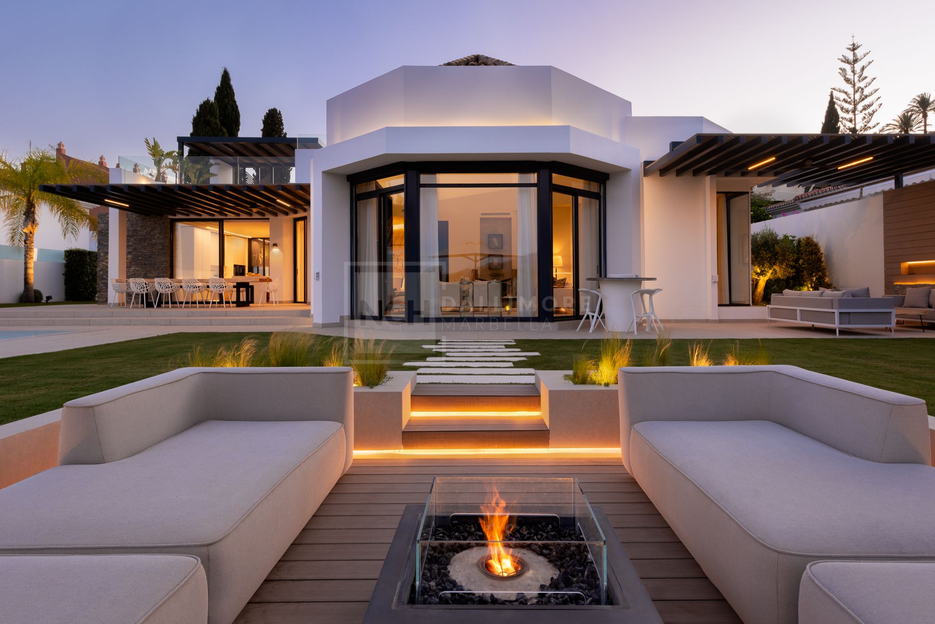 FIVE-BEDROOM DESIGNER VILLA WITH SEA, MOUNTAIN & GOLF VIEWS IN NUEVA ANDALUCIA