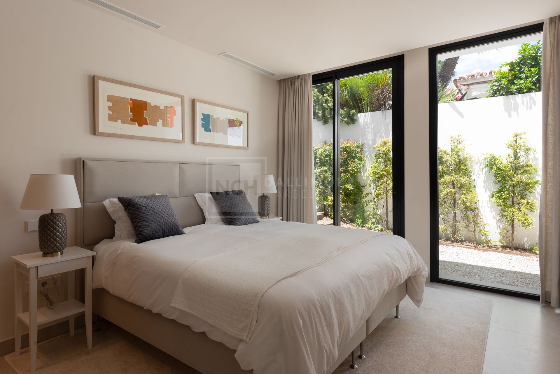 FIVE-BEDROOM DESIGNER VILLA WITH SEA, MOUNTAIN & GOLF VIEWS IN NUEVA ANDALUCIA