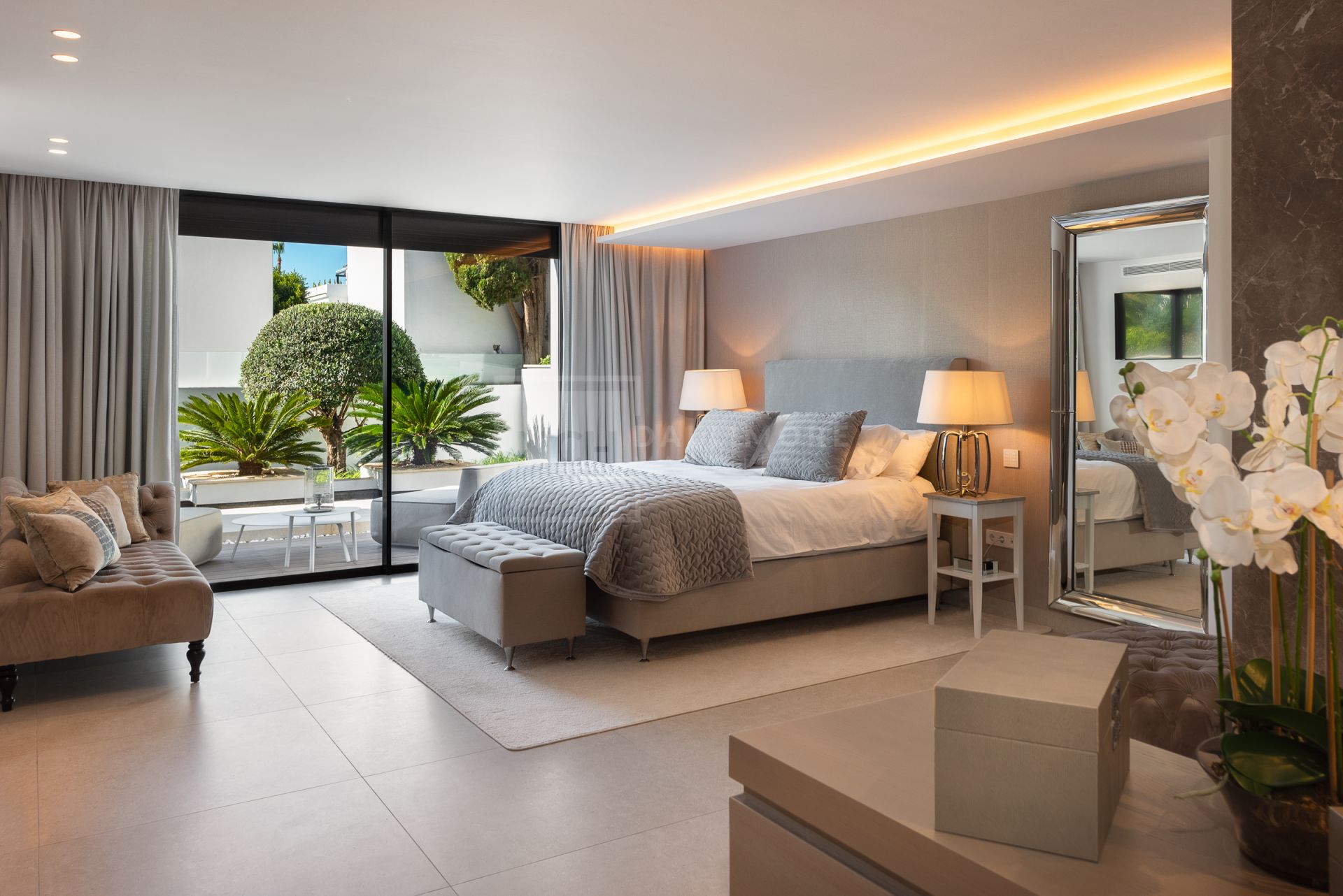 FIVE-BEDROOM DESIGNER VILLA WITH SEA, MOUNTAIN & GOLF VIEWS IN NUEVA ANDALUCIA