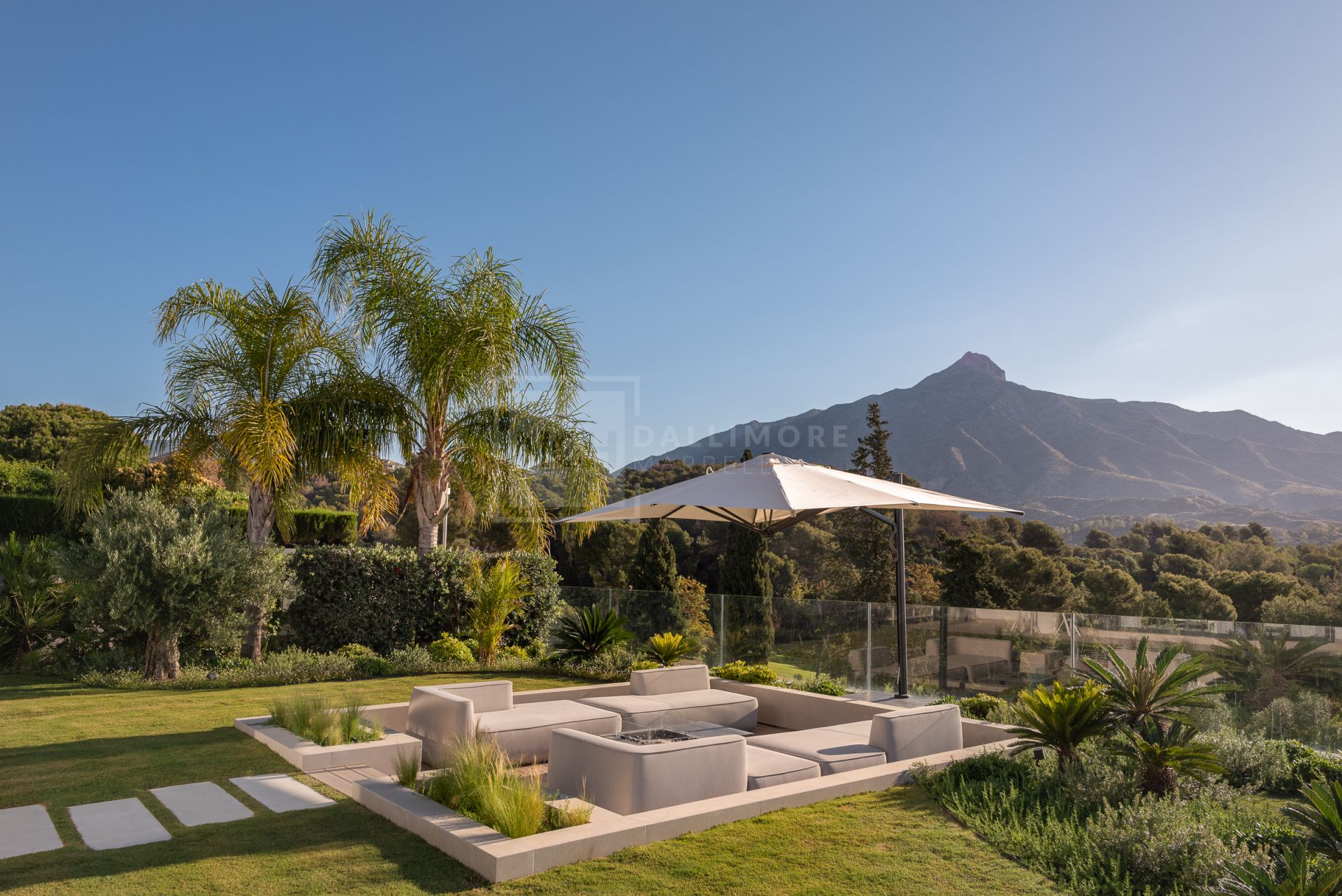 FIVE-BEDROOM DESIGNER VILLA WITH SEA, MOUNTAIN & GOLF VIEWS IN NUEVA ANDALUCIA