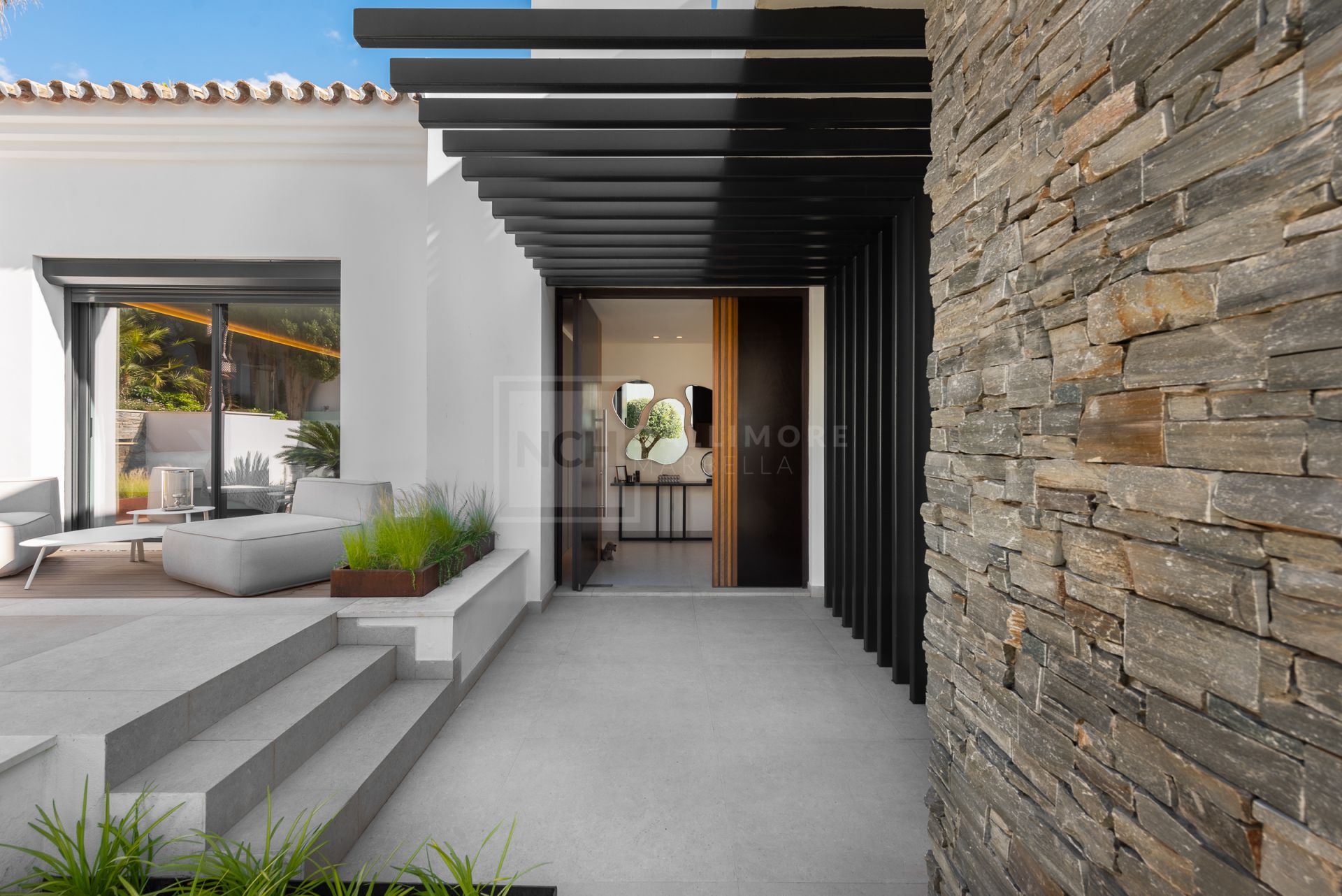 FIVE-BEDROOM DESIGNER VILLA WITH SEA, MOUNTAIN & GOLF VIEWS IN NUEVA ANDALUCIA