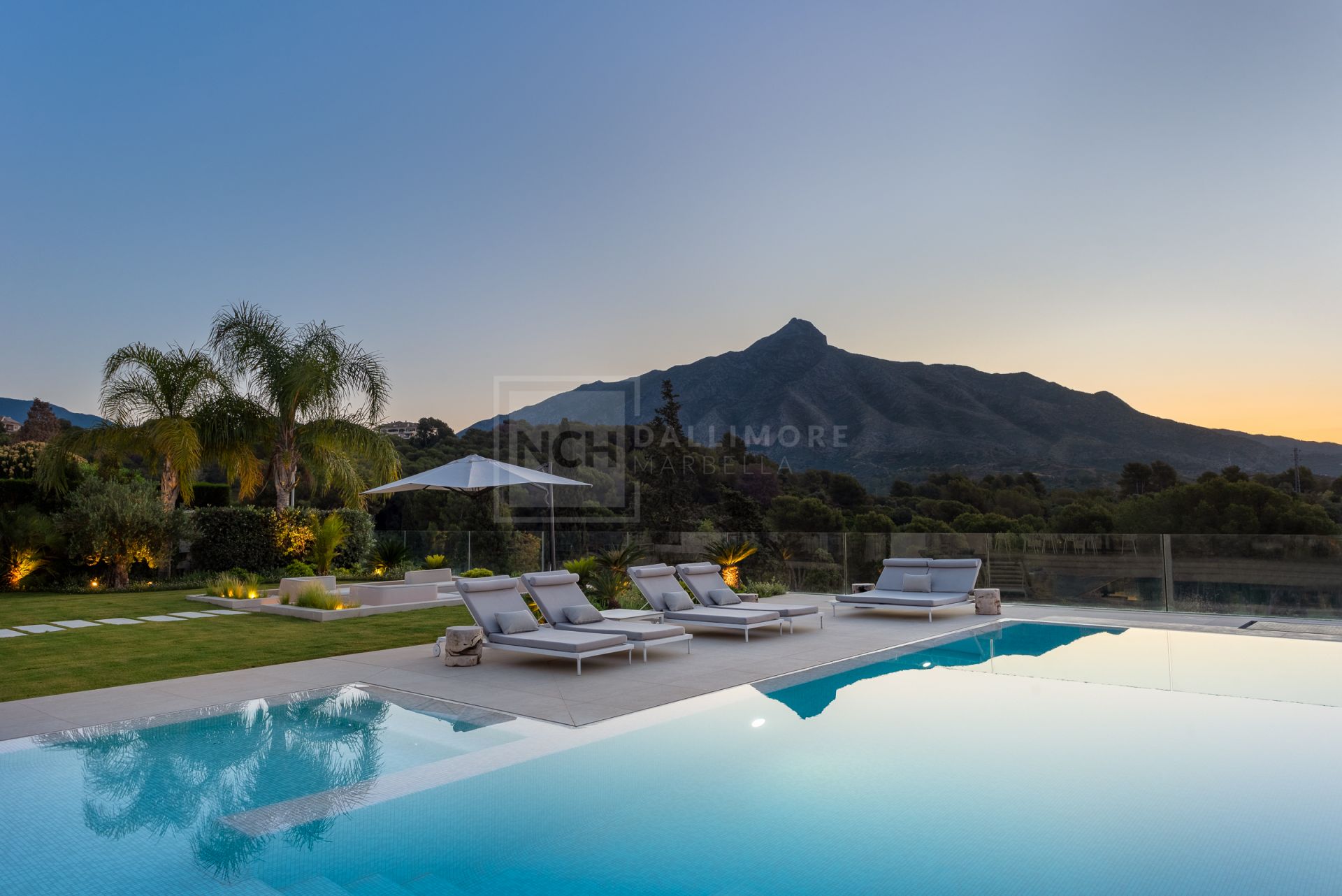 FIVE-BEDROOM DESIGNER VILLA WITH SEA, MOUNTAIN & GOLF VIEWS IN NUEVA ANDALUCIA