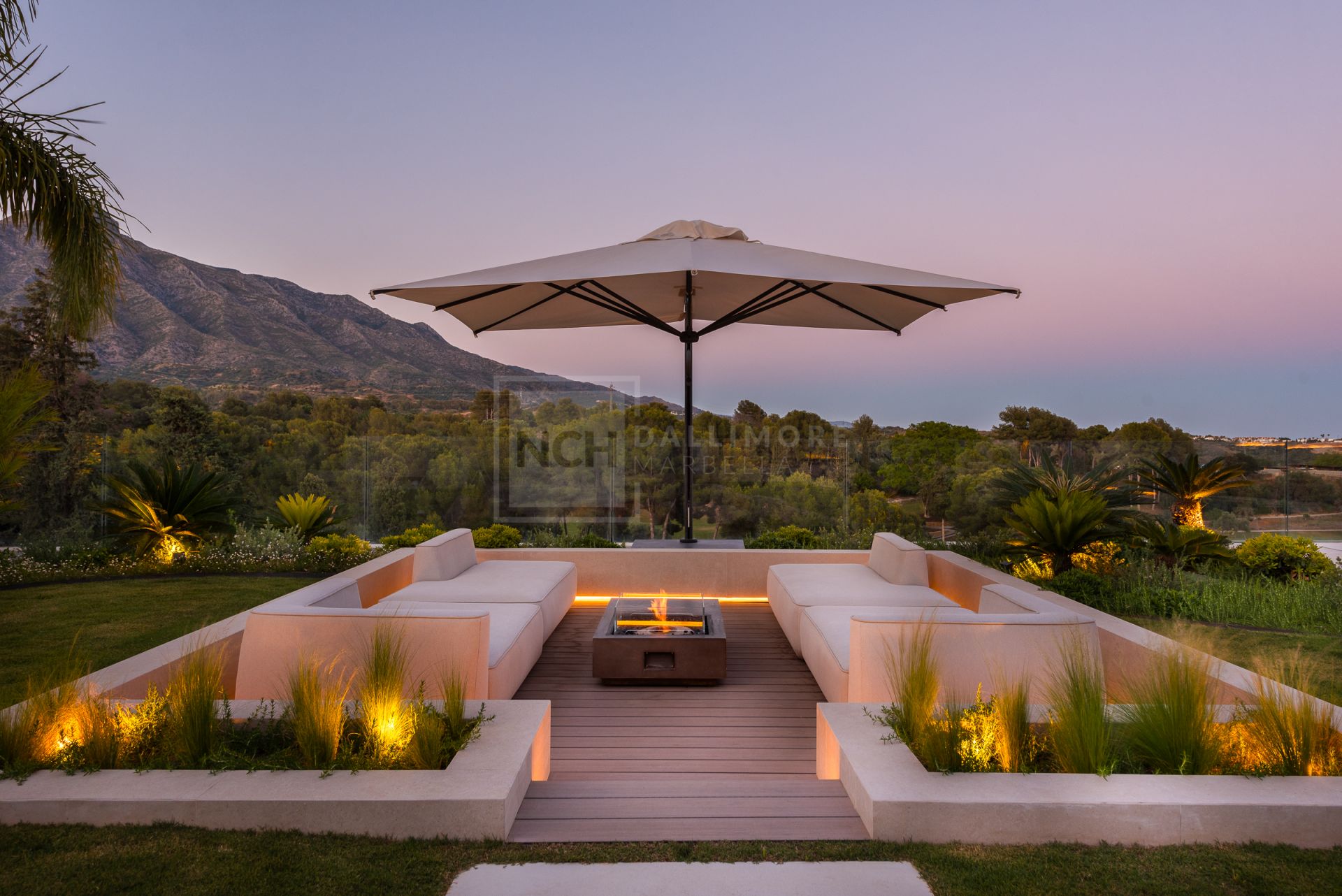 FIVE-BEDROOM DESIGNER VILLA WITH SEA, MOUNTAIN & GOLF VIEWS IN NUEVA ANDALUCIA
