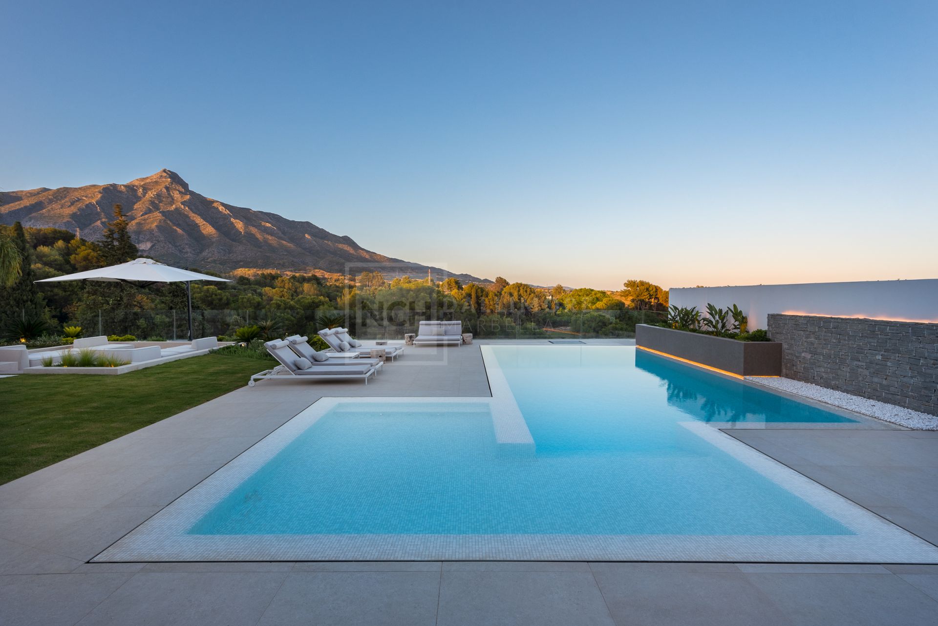 FIVE-BEDROOM DESIGNER VILLA WITH SEA, MOUNTAIN & GOLF VIEWS IN NUEVA ANDALUCIA