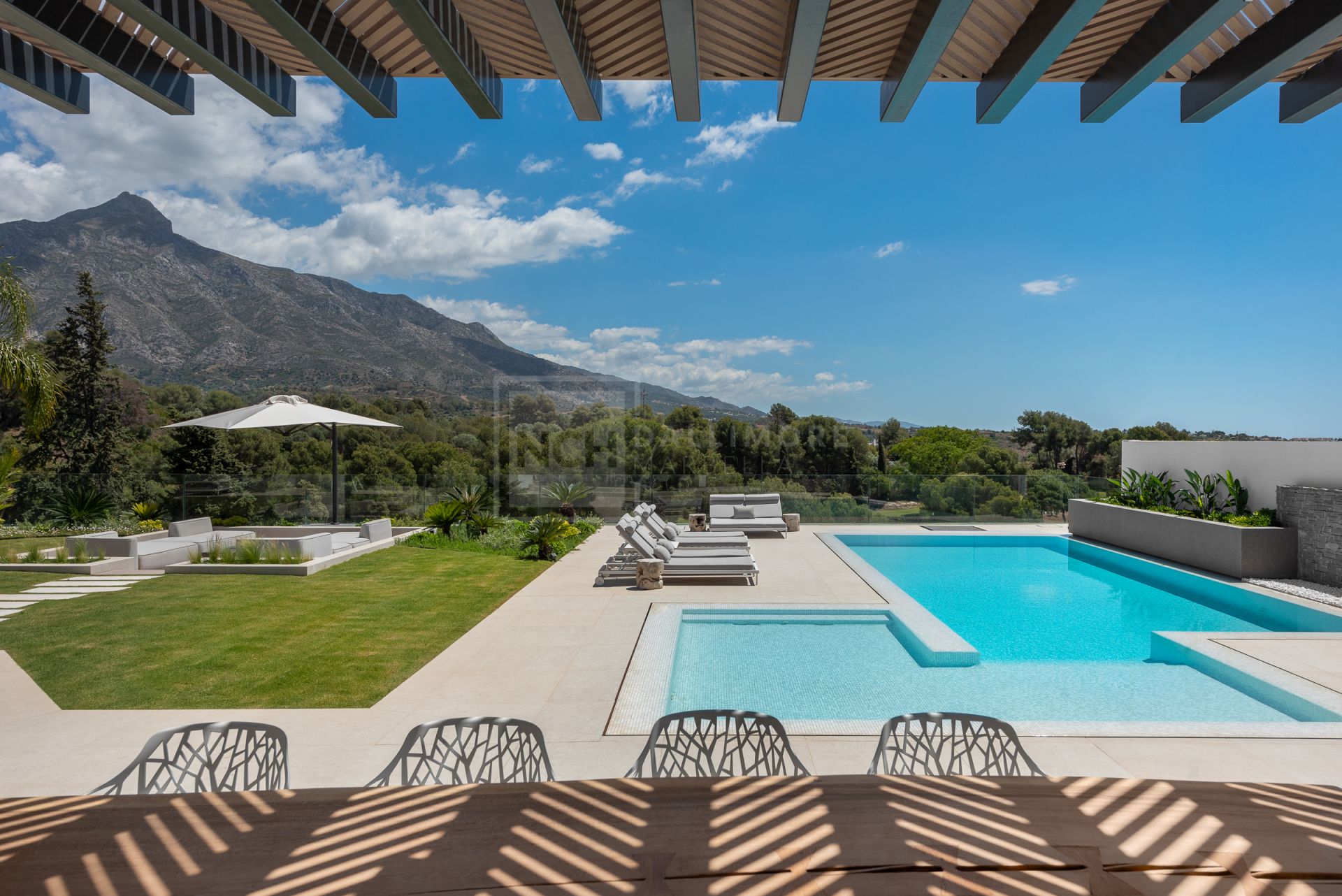 FIVE-BEDROOM DESIGNER VILLA WITH SEA, MOUNTAIN & GOLF VIEWS IN NUEVA ANDALUCIA