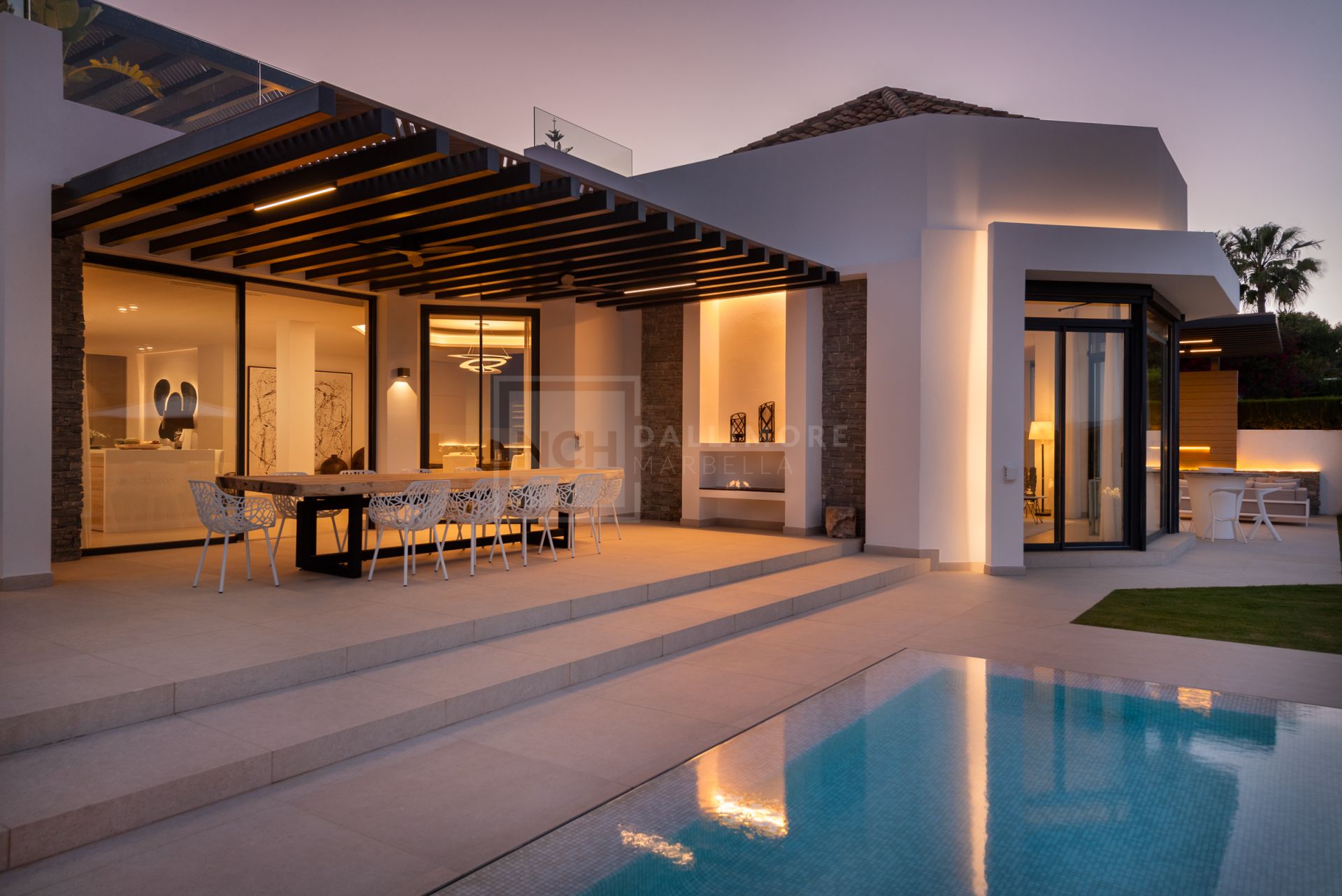 FIVE-BEDROOM DESIGNER VILLA WITH SEA, MOUNTAIN & GOLF VIEWS IN NUEVA ANDALUCIA