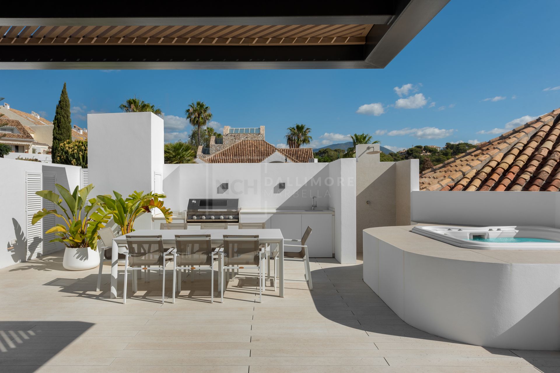 FIVE-BEDROOM DESIGNER VILLA WITH SEA, MOUNTAIN & GOLF VIEWS IN NUEVA ANDALUCIA