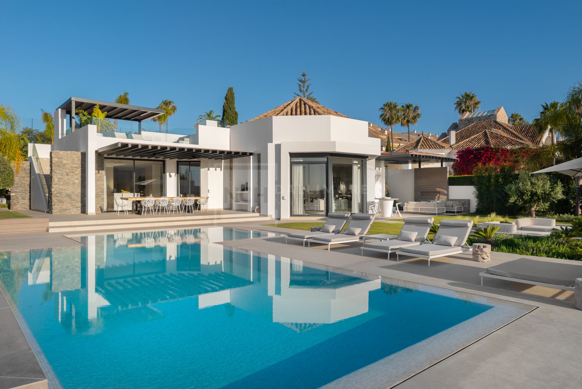 FIVE-BEDROOM DESIGNER VILLA WITH SEA, MOUNTAIN & GOLF VIEWS IN NUEVA ANDALUCIA