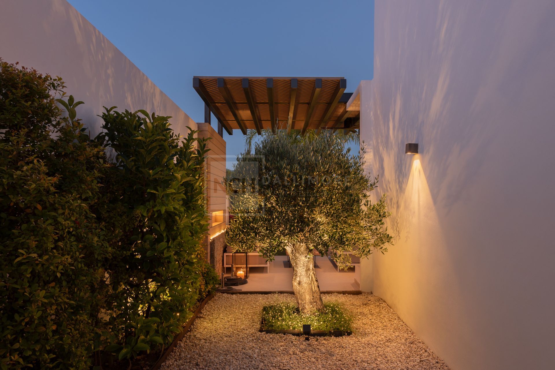 FIVE-BEDROOM DESIGNER VILLA WITH SEA, MOUNTAIN & GOLF VIEWS IN NUEVA ANDALUCIA