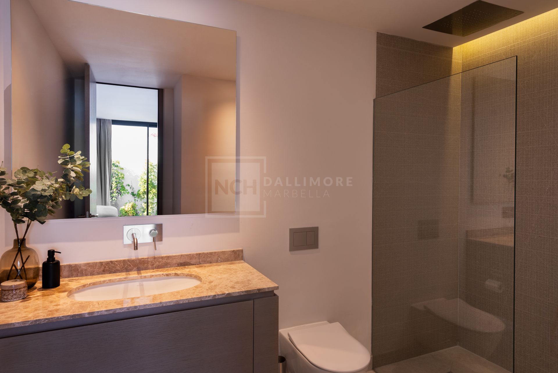 FIVE-BEDROOM DESIGNER VILLA WITH SEA, MOUNTAIN & GOLF VIEWS IN NUEVA ANDALUCIA