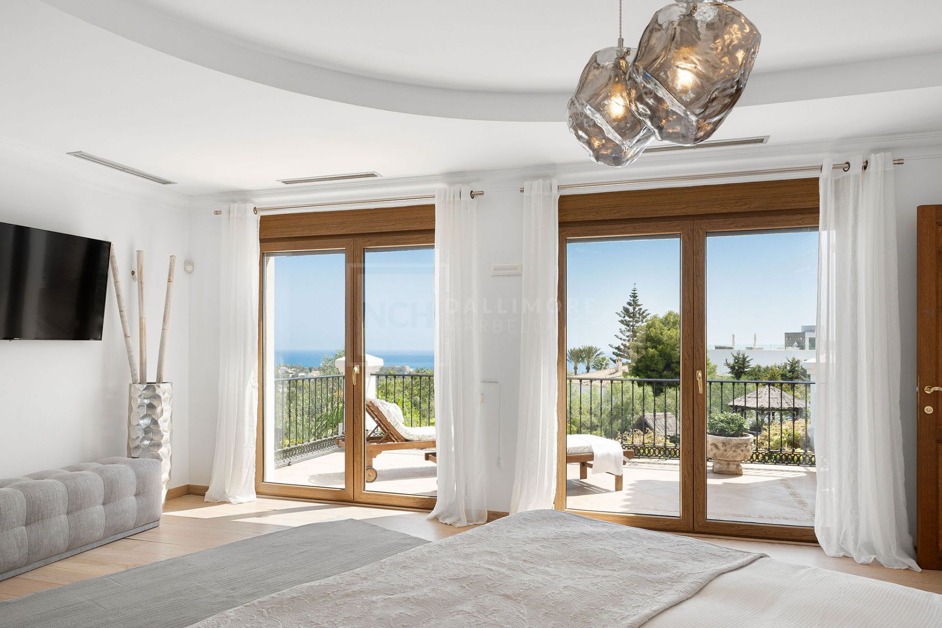 OBRA MAESTRA ANDALUZA DE SEIS DORMITORIOS CON VISTAS PANORÁMICAS AL MAR Y ELEGANCIA MODERNA