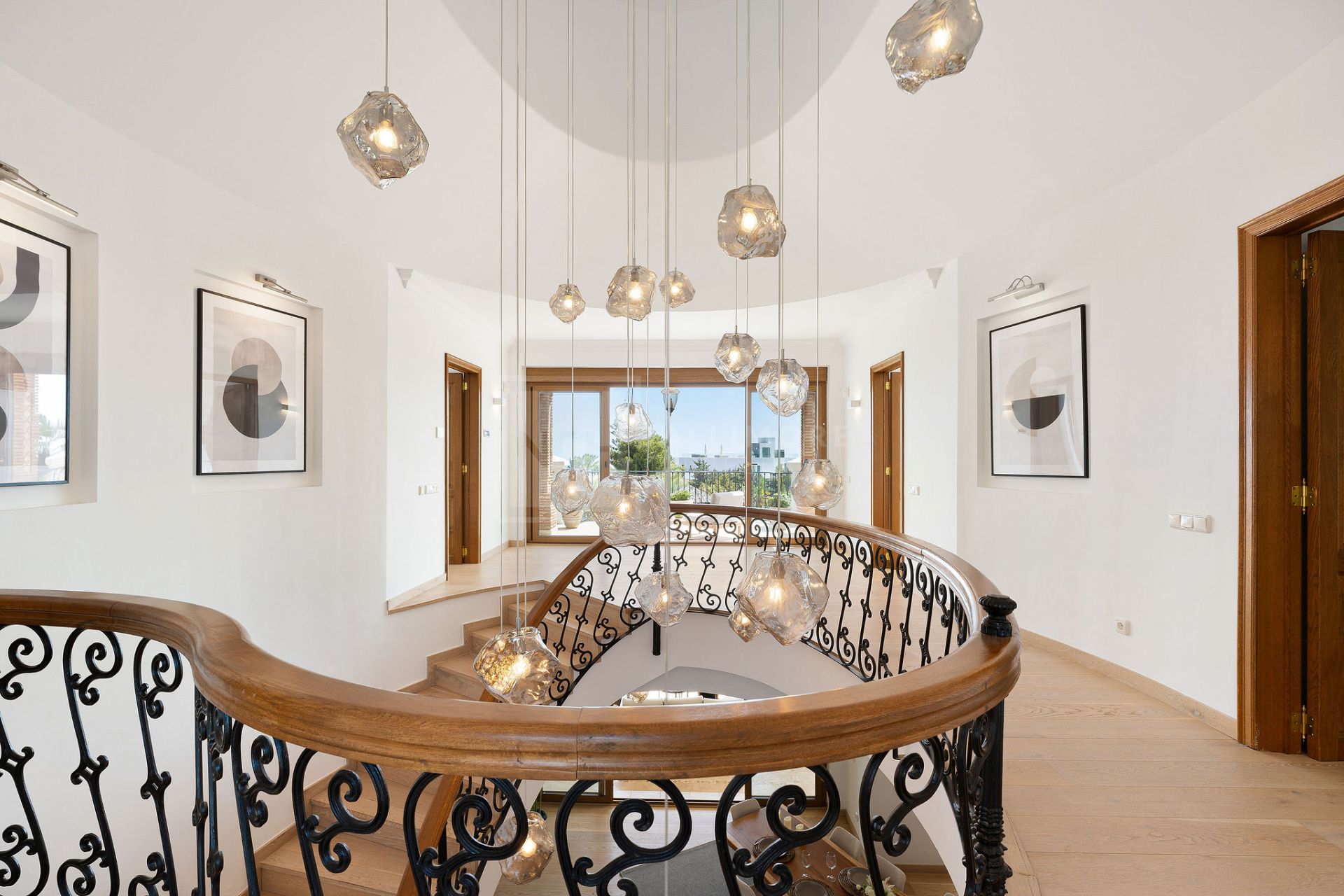 OBRA MAESTRA ANDALUZA DE SEIS DORMITORIOS CON VISTAS PANORÁMICAS AL MAR Y ELEGANCIA MODERNA
