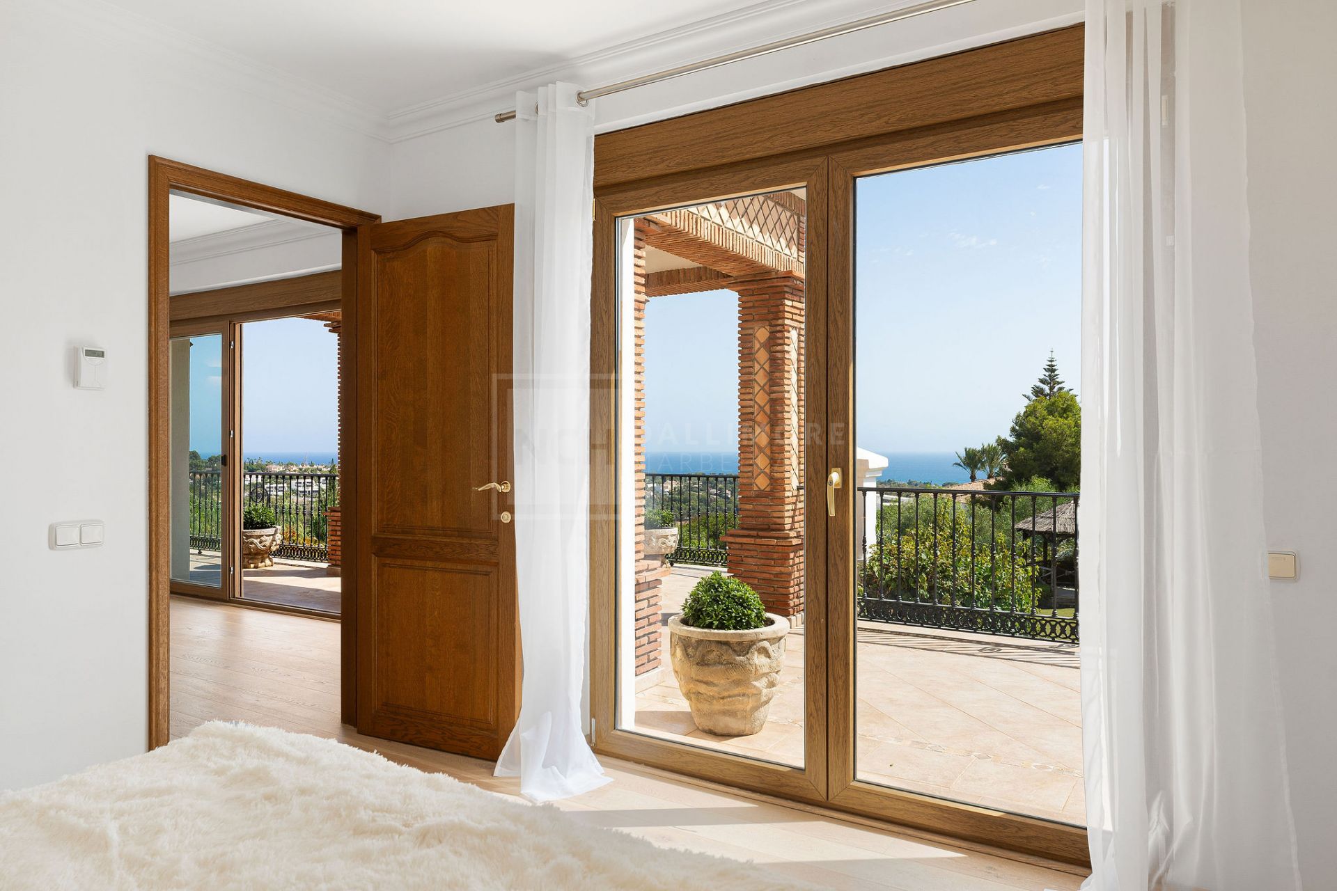 OBRA MAESTRA ANDALUZA DE SEIS DORMITORIOS CON VISTAS PANORÁMICAS AL MAR Y ELEGANCIA MODERNA