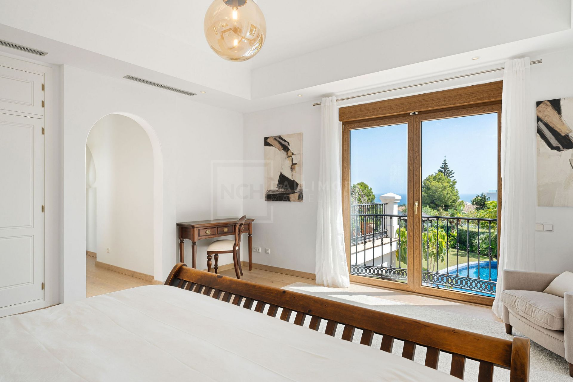 OBRA MAESTRA ANDALUZA DE SEIS DORMITORIOS CON VISTAS PANORÁMICAS AL MAR Y ELEGANCIA MODERNA
