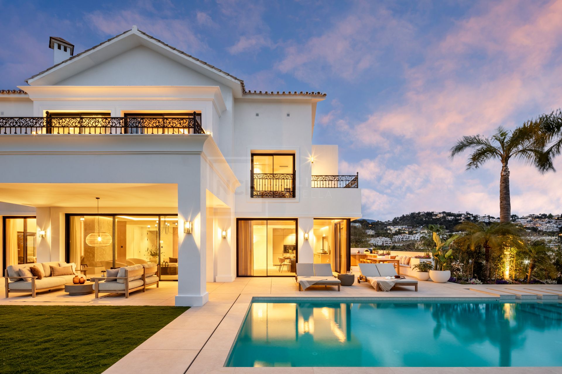 VILLA DE CINCO DORMITORIOS CON TECNOLOGÍA INTELIGENTE, BODEGA Y VISTAS AL GOLF CERCA DE MARBELLA