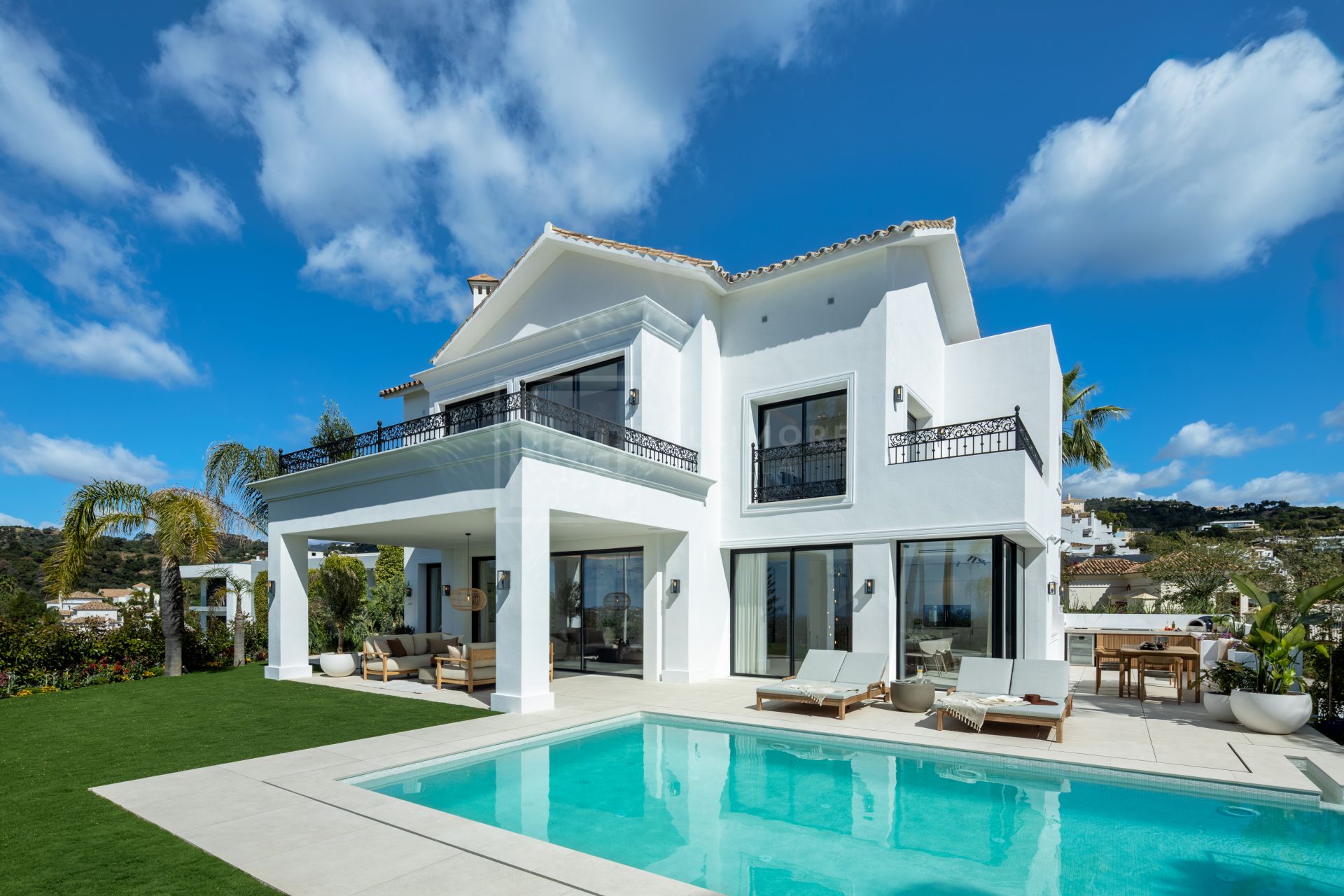 VILLA DE CINCO DORMITORIOS CON TECNOLOGÍA INTELIGENTE, BODEGA Y VISTAS AL GOLF CERCA DE MARBELLA