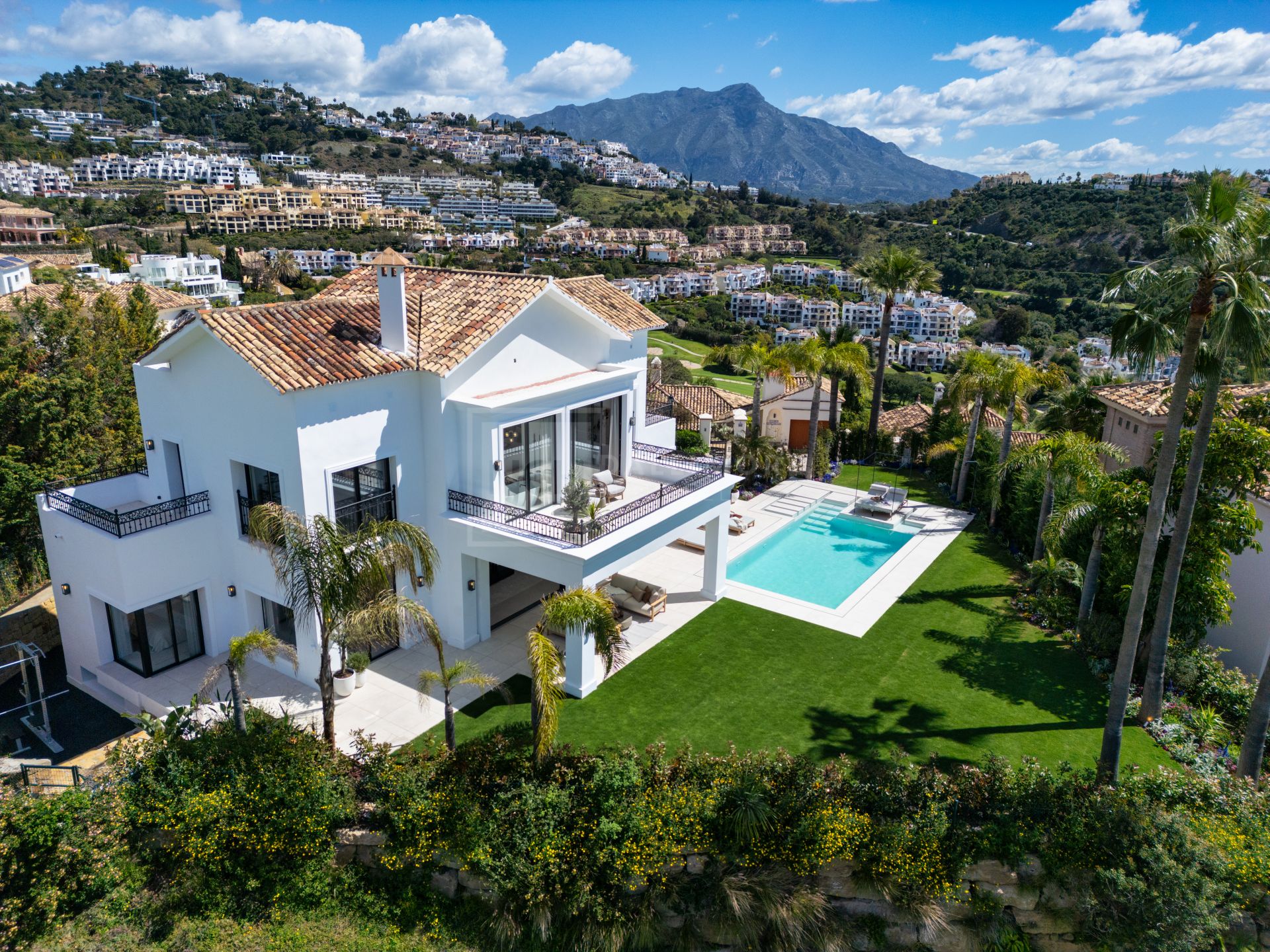 VILLA DE CINCO DORMITORIOS CON TECNOLOGÍA INTELIGENTE, BODEGA Y VISTAS AL GOLF CERCA DE MARBELLA
