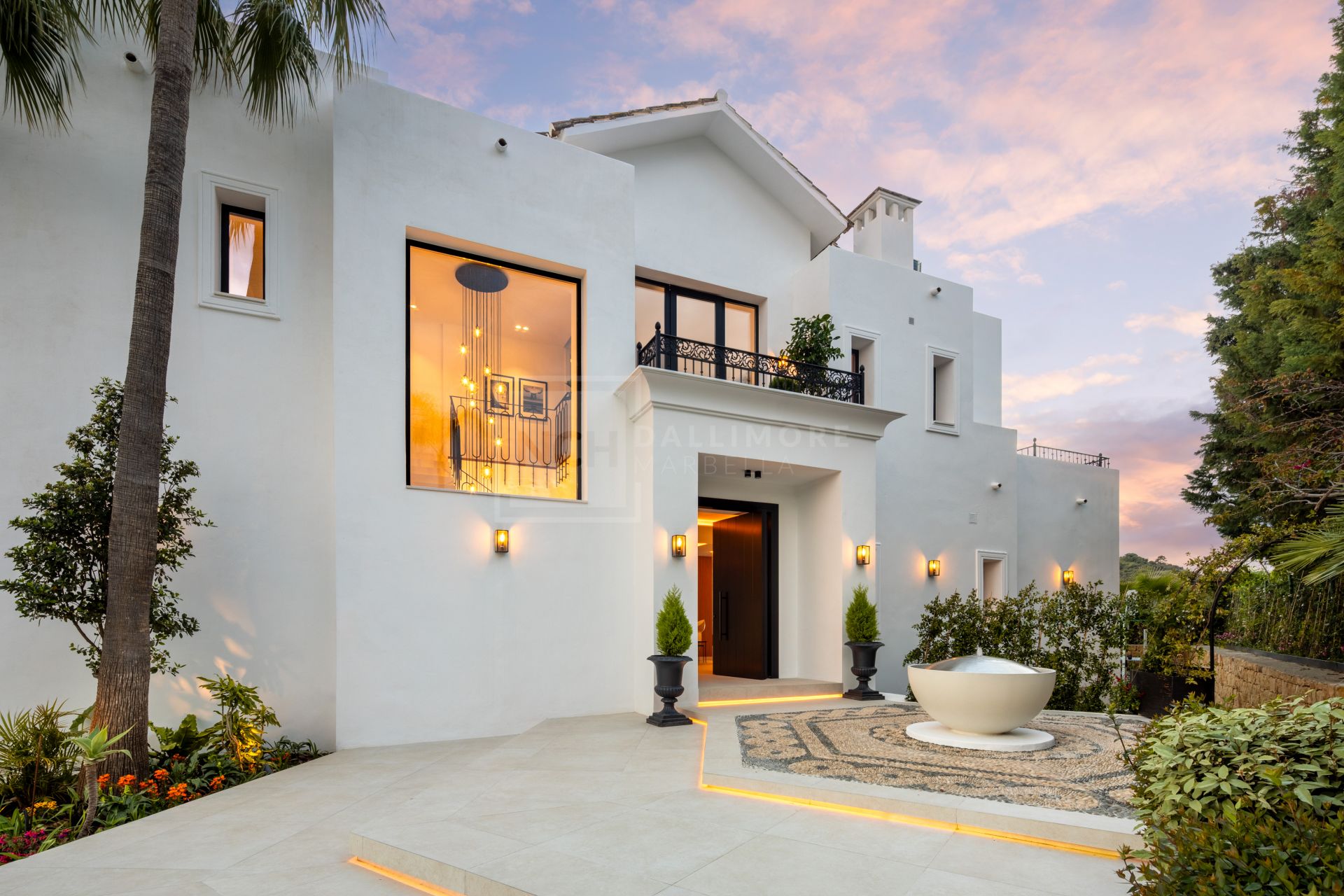 VILLA DE CINCO DORMITORIOS CON TECNOLOGÍA INTELIGENTE, BODEGA Y VISTAS AL GOLF CERCA DE MARBELLA