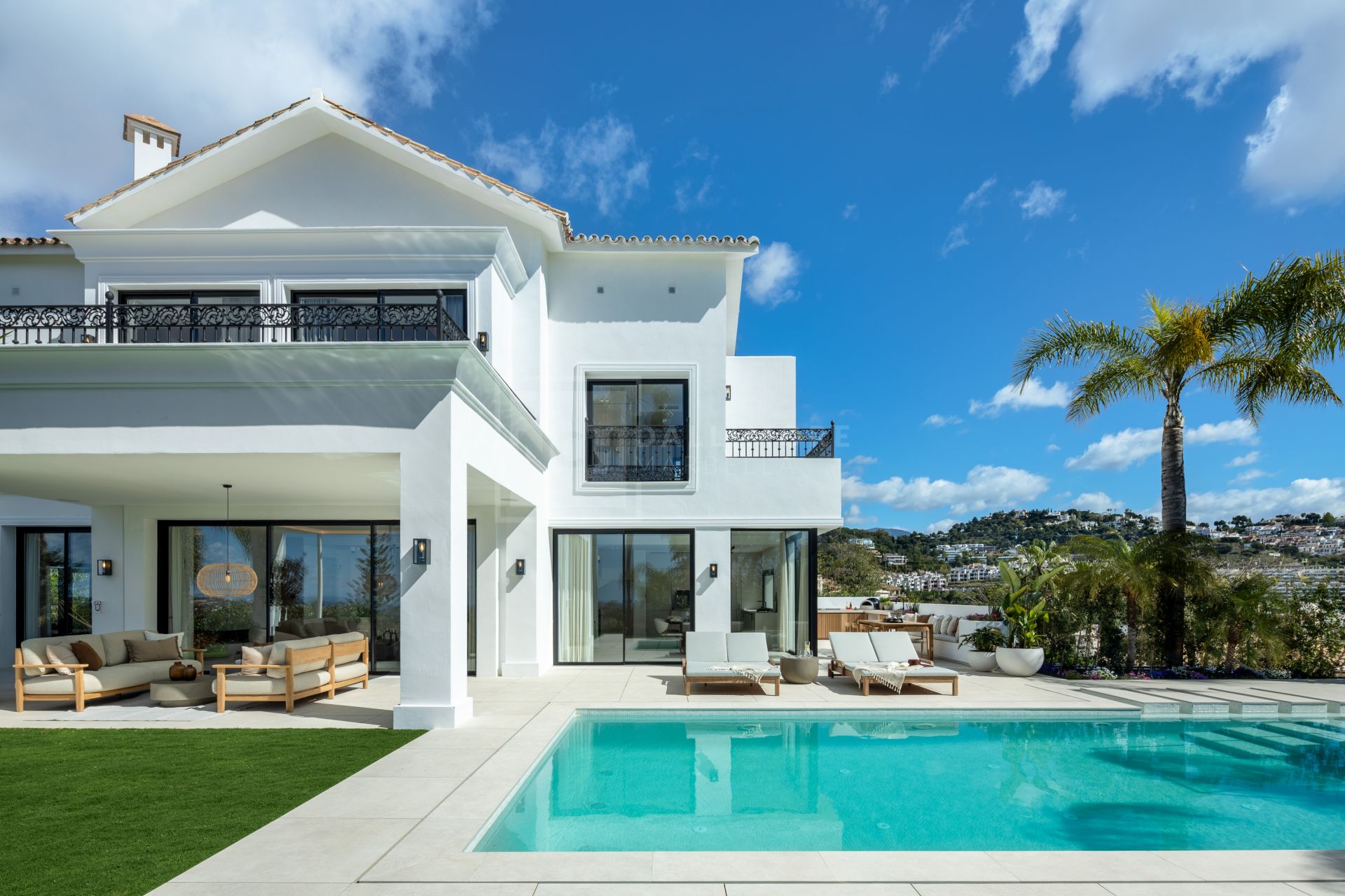 VILLA DE CINCO DORMITORIOS CON TECNOLOGÍA INTELIGENTE, BODEGA Y VISTAS AL GOLF CERCA DE MARBELLA