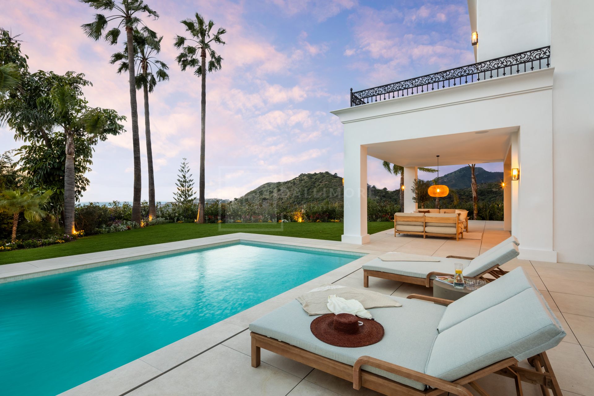 VILLA DE CINCO DORMITORIOS CON TECNOLOGÍA INTELIGENTE, BODEGA Y VISTAS AL GOLF CERCA DE MARBELLA