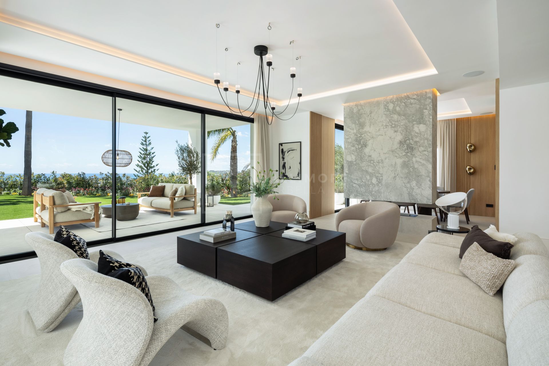 VILLA DE CINCO DORMITORIOS CON TECNOLOGÍA INTELIGENTE, BODEGA Y VISTAS AL GOLF CERCA DE MARBELLA