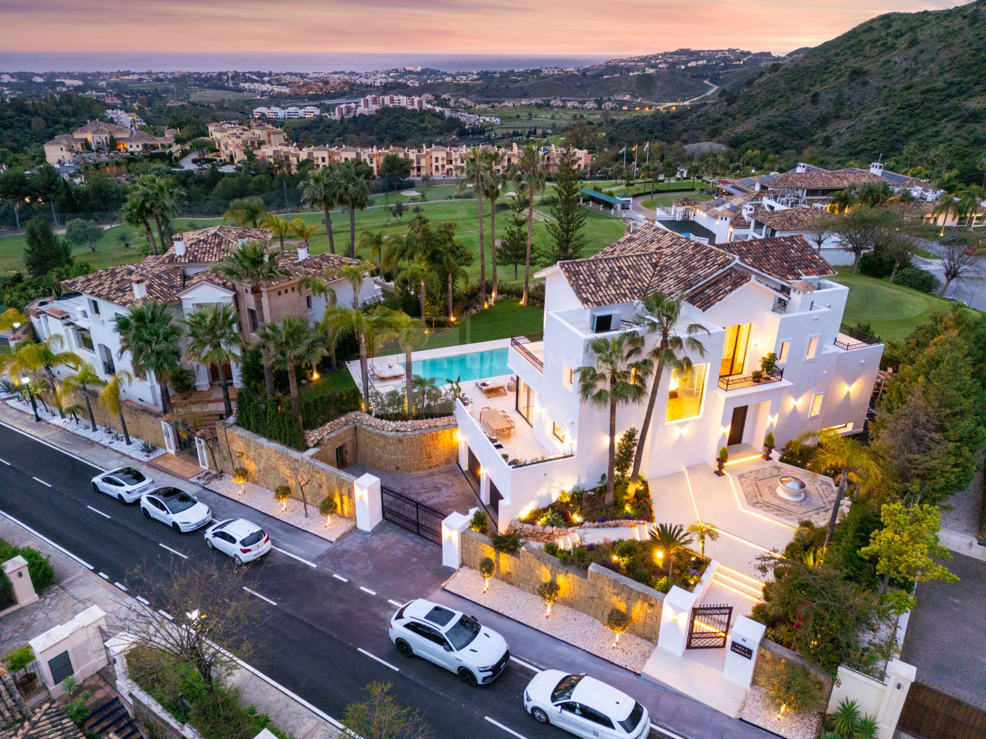 VILLA DE CINCO DORMITORIOS CON TECNOLOGÍA INTELIGENTE, BODEGA Y VISTAS AL GOLF CERCA DE MARBELLA