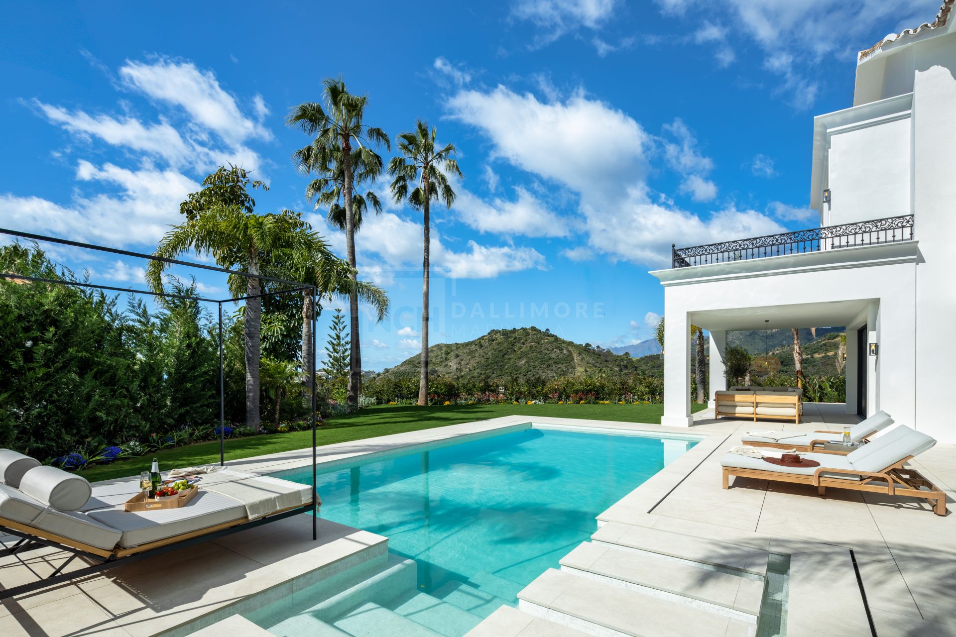 VILLA DE CINCO DORMITORIOS CON TECNOLOGÍA INTELIGENTE, BODEGA Y VISTAS AL GOLF CERCA DE MARBELLA