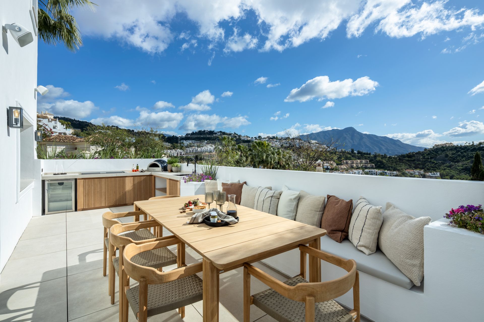 VILLA DE CINCO DORMITORIOS CON TECNOLOGÍA INTELIGENTE, BODEGA Y VISTAS AL GOLF CERCA DE MARBELLA
