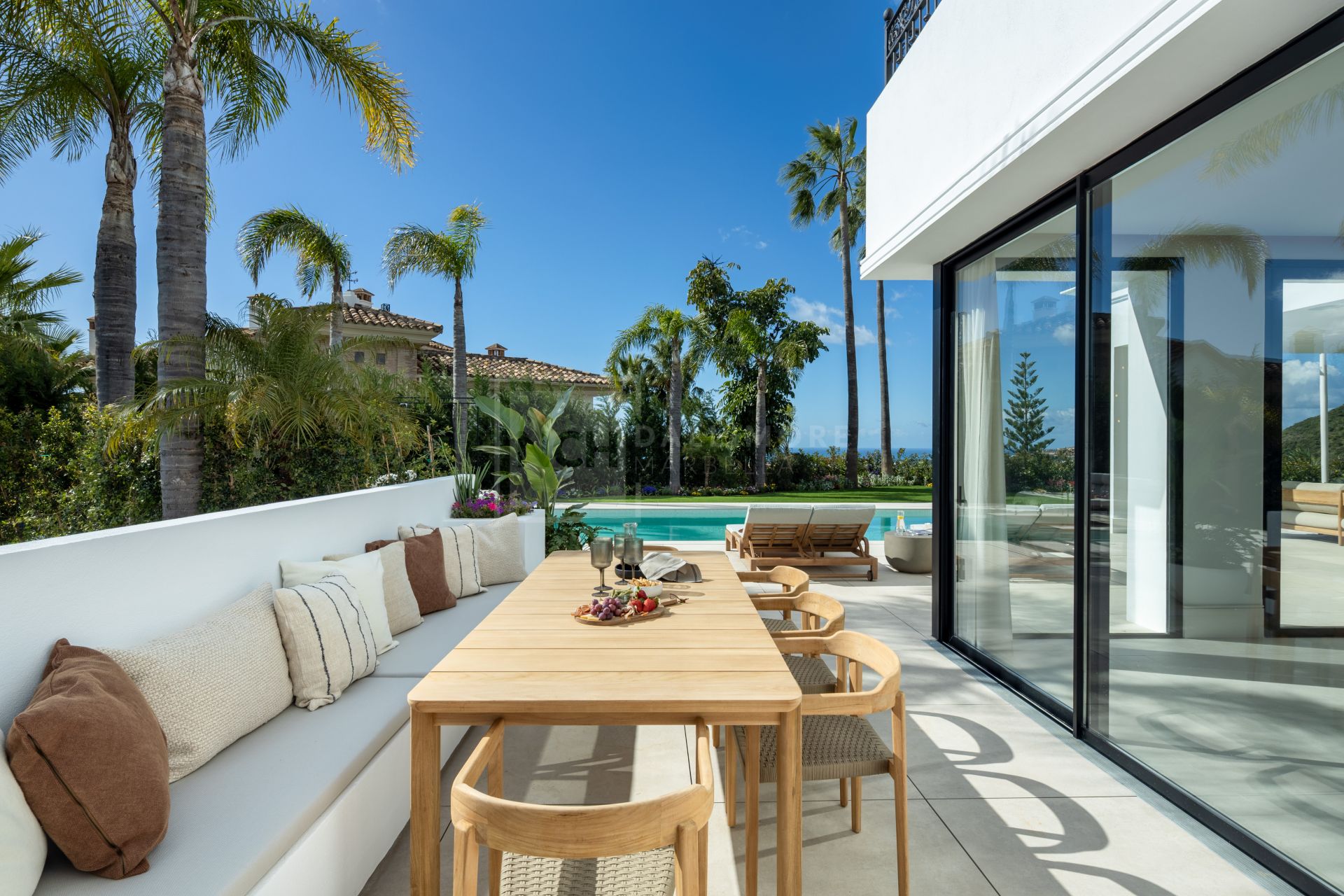 VILLA DE CINCO DORMITORIOS CON TECNOLOGÍA INTELIGENTE, BODEGA Y VISTAS AL GOLF CERCA DE MARBELLA