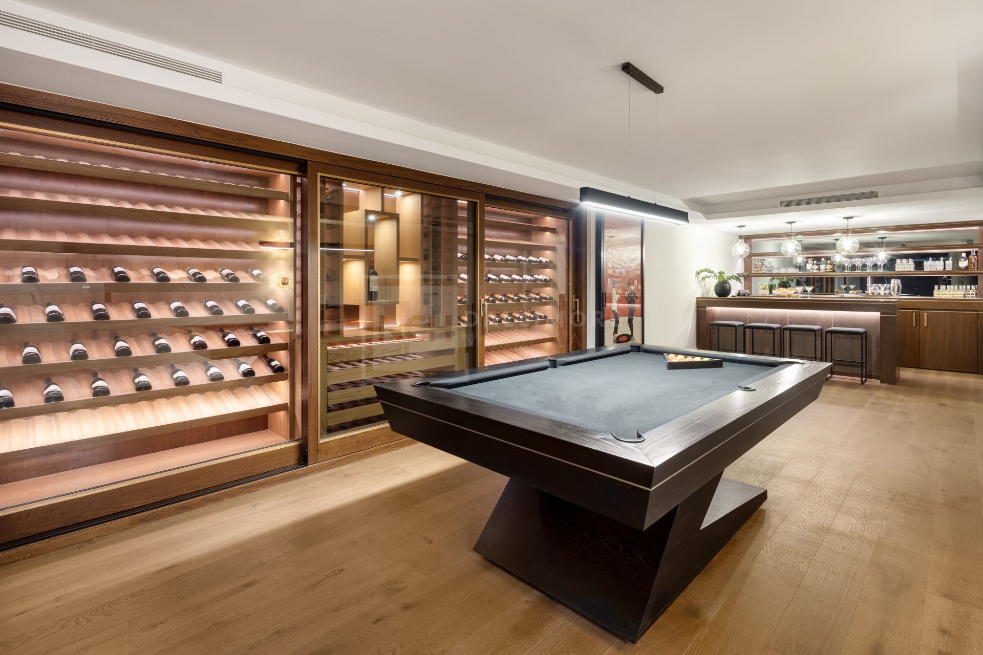 VILLA DE CINCO DORMITORIOS CON TECNOLOGÍA INTELIGENTE, BODEGA Y VISTAS AL GOLF CERCA DE MARBELLA