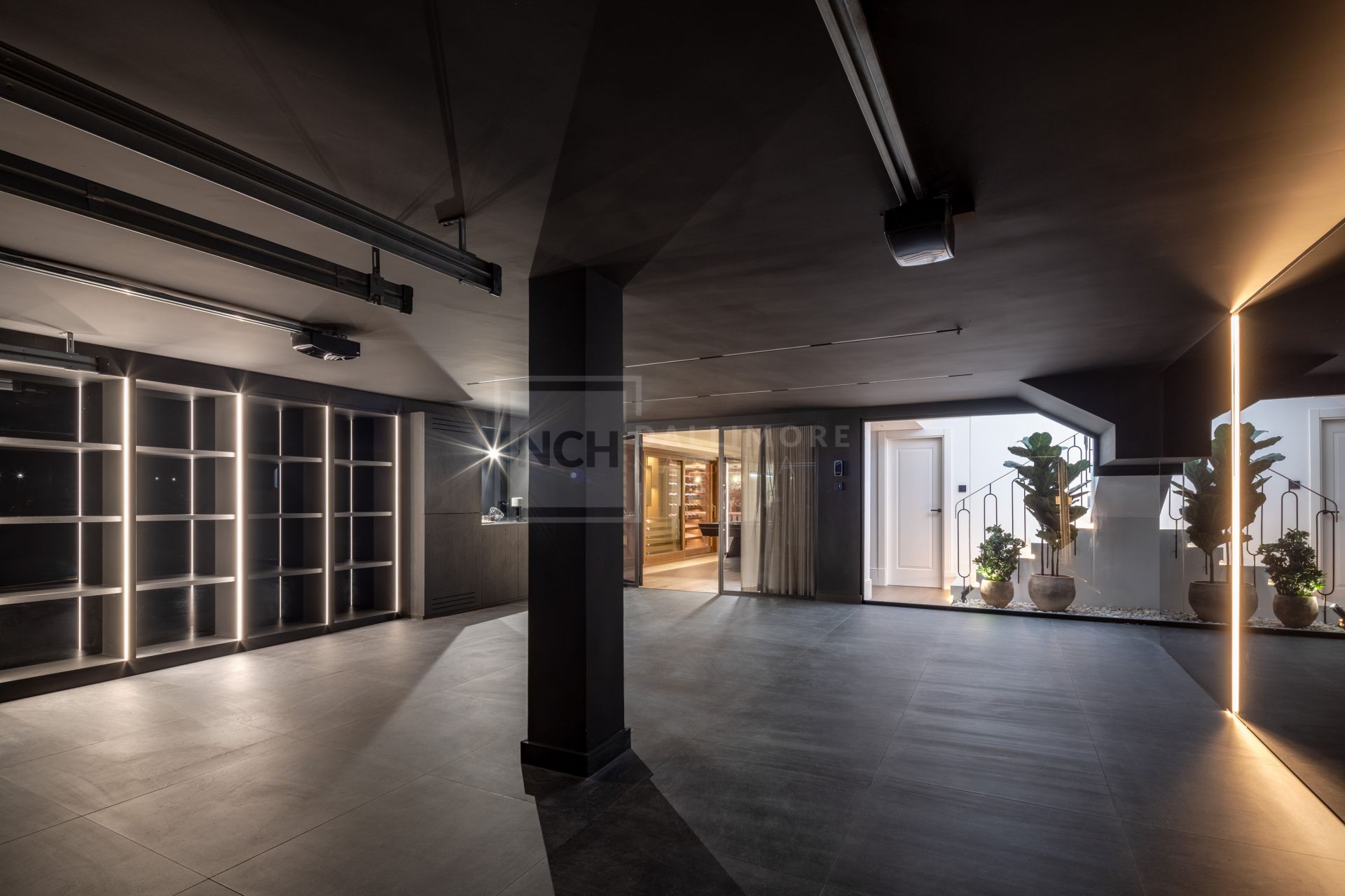 VILLA DE CINCO DORMITORIOS CON TECNOLOGÍA INTELIGENTE, BODEGA Y VISTAS AL GOLF CERCA DE MARBELLA
