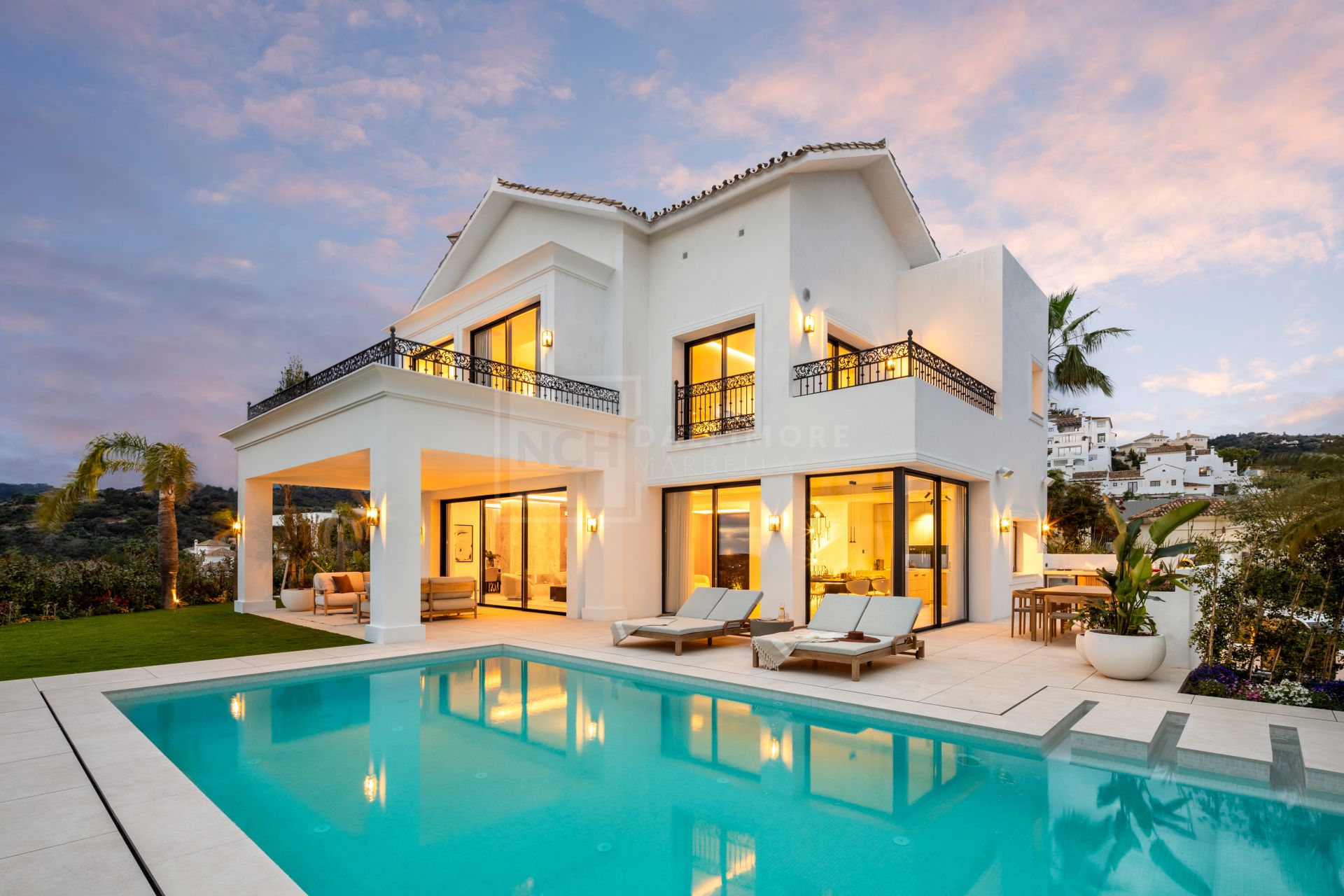 VILLA DE CINCO DORMITORIOS CON TECNOLOGÍA INTELIGENTE, BODEGA Y VISTAS AL GOLF CERCA DE MARBELLA