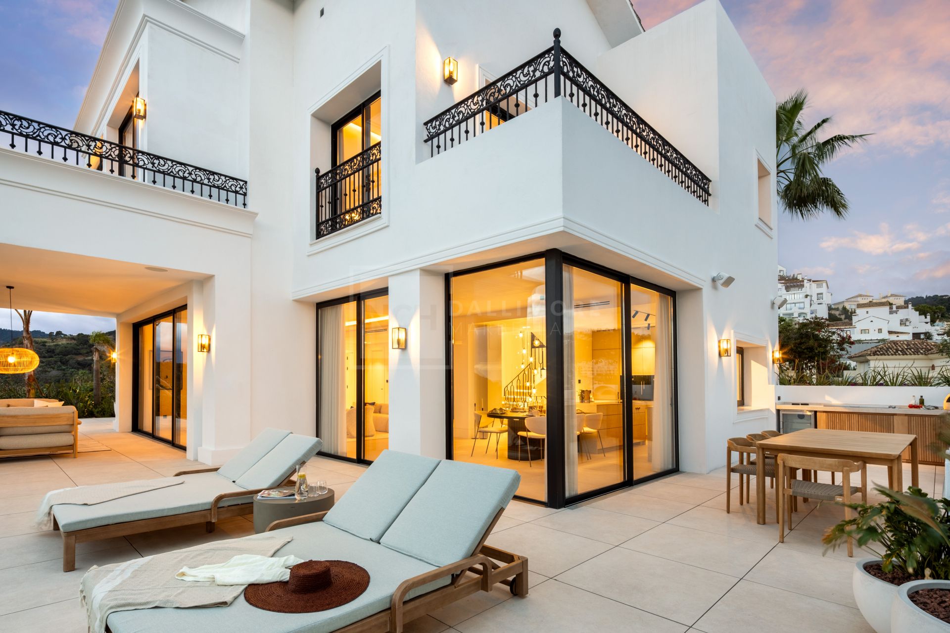 VILLA DE CINCO DORMITORIOS CON TECNOLOGÍA INTELIGENTE, BODEGA Y VISTAS AL GOLF CERCA DE MARBELLA